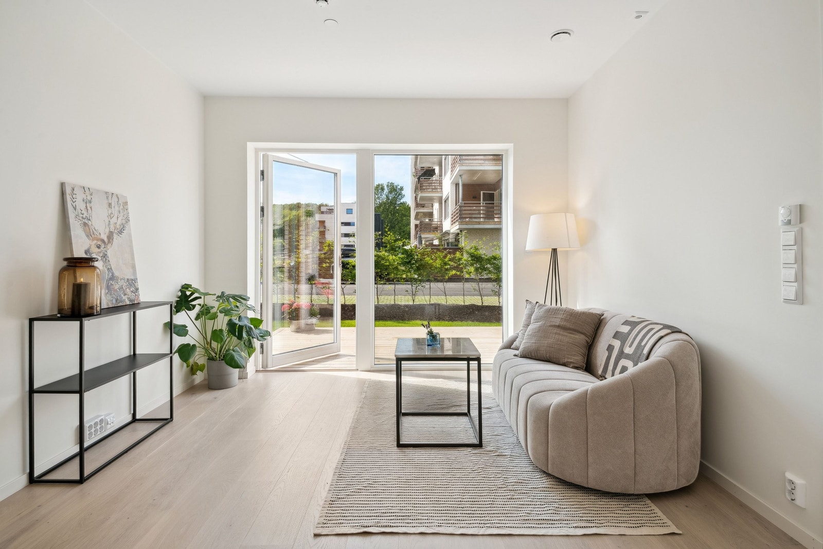 Stuen har en god og praktisk planløsning med plass til både sofa og spisebord. Galleribilde