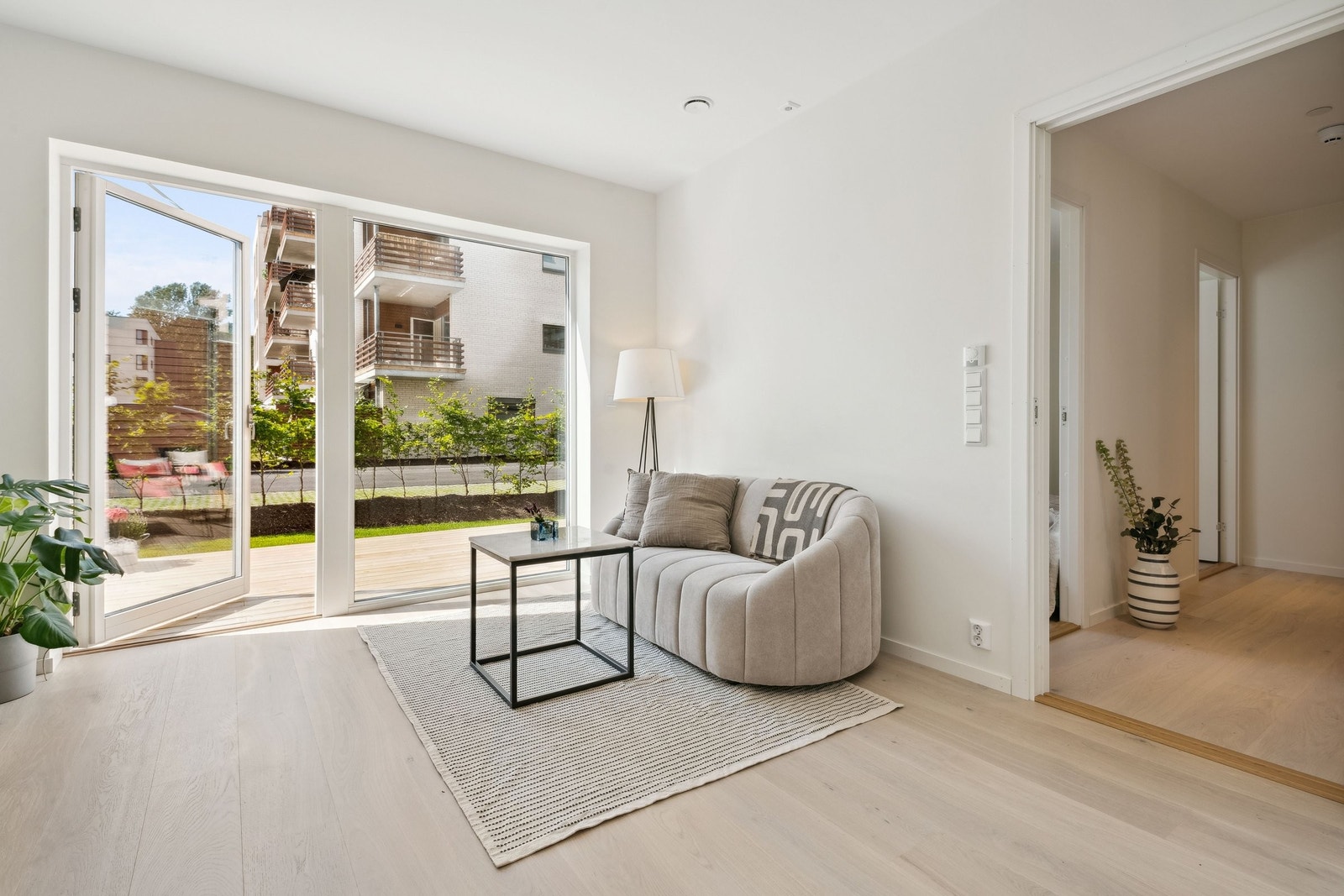 Direkte utgang til stor terrasse. Galleribilde