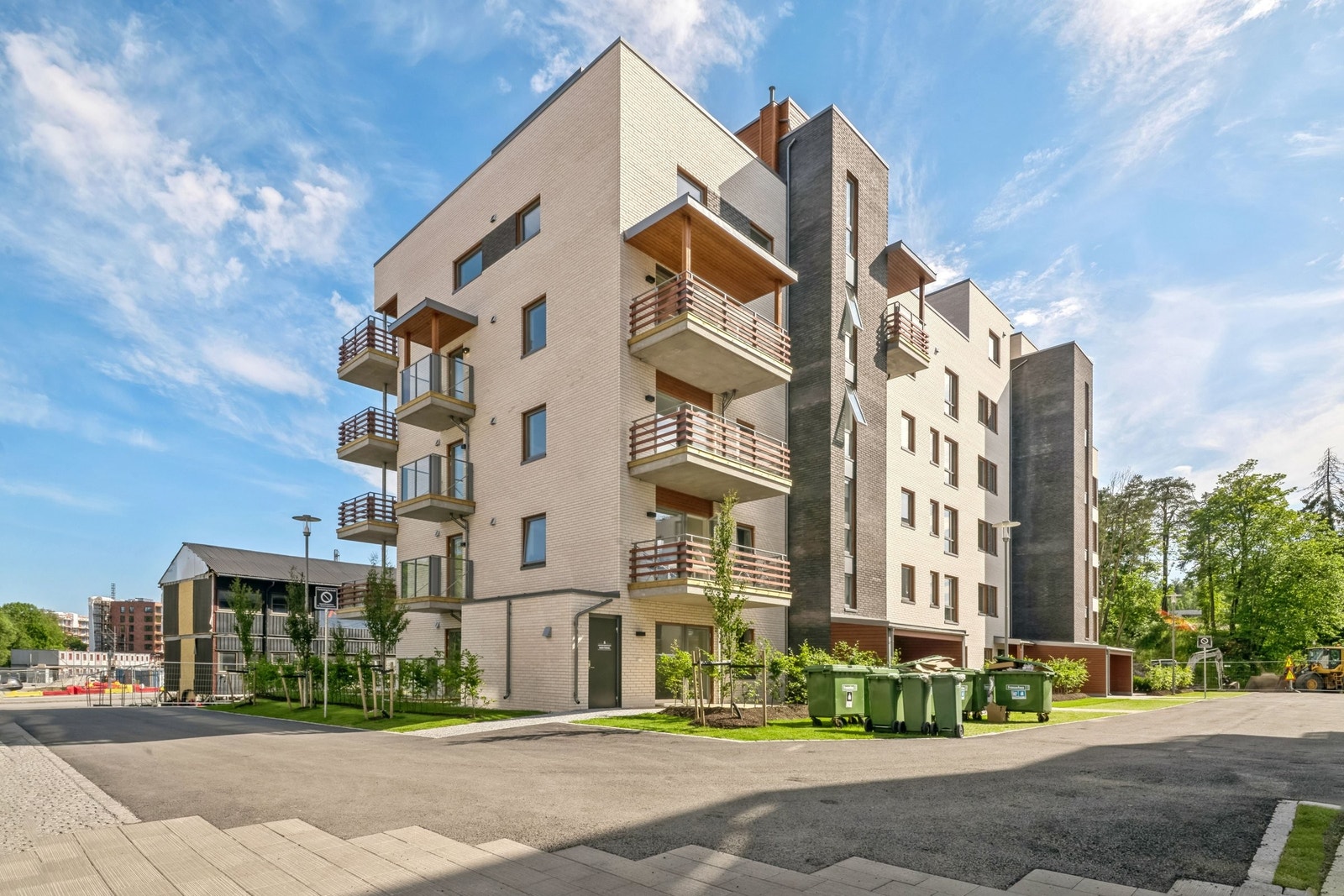 Kort vei til kollektivtransport - kun ca 7 min gange til nærmeste bussholdeplass og ca 9 min til togstasjonen. Herfra går det hyppigere avganger mot Oslo. Galleribilde