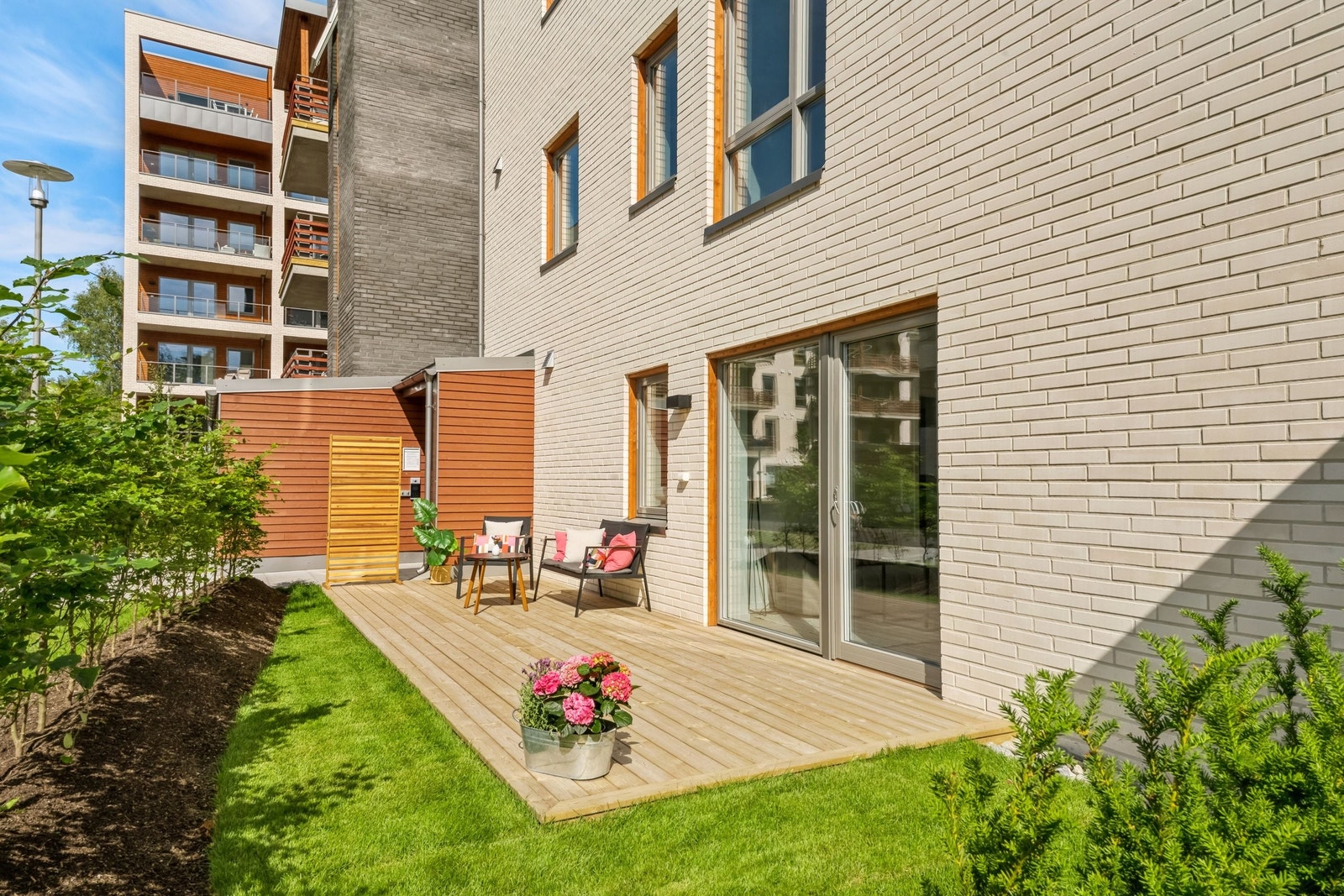 Uteplassen byr på god plass til ulike utemøbler, samt grill. Her kan du nyte solrike vår- og sommerdager med gode venner. Her hår du både utekran og strøm. Galleribilde