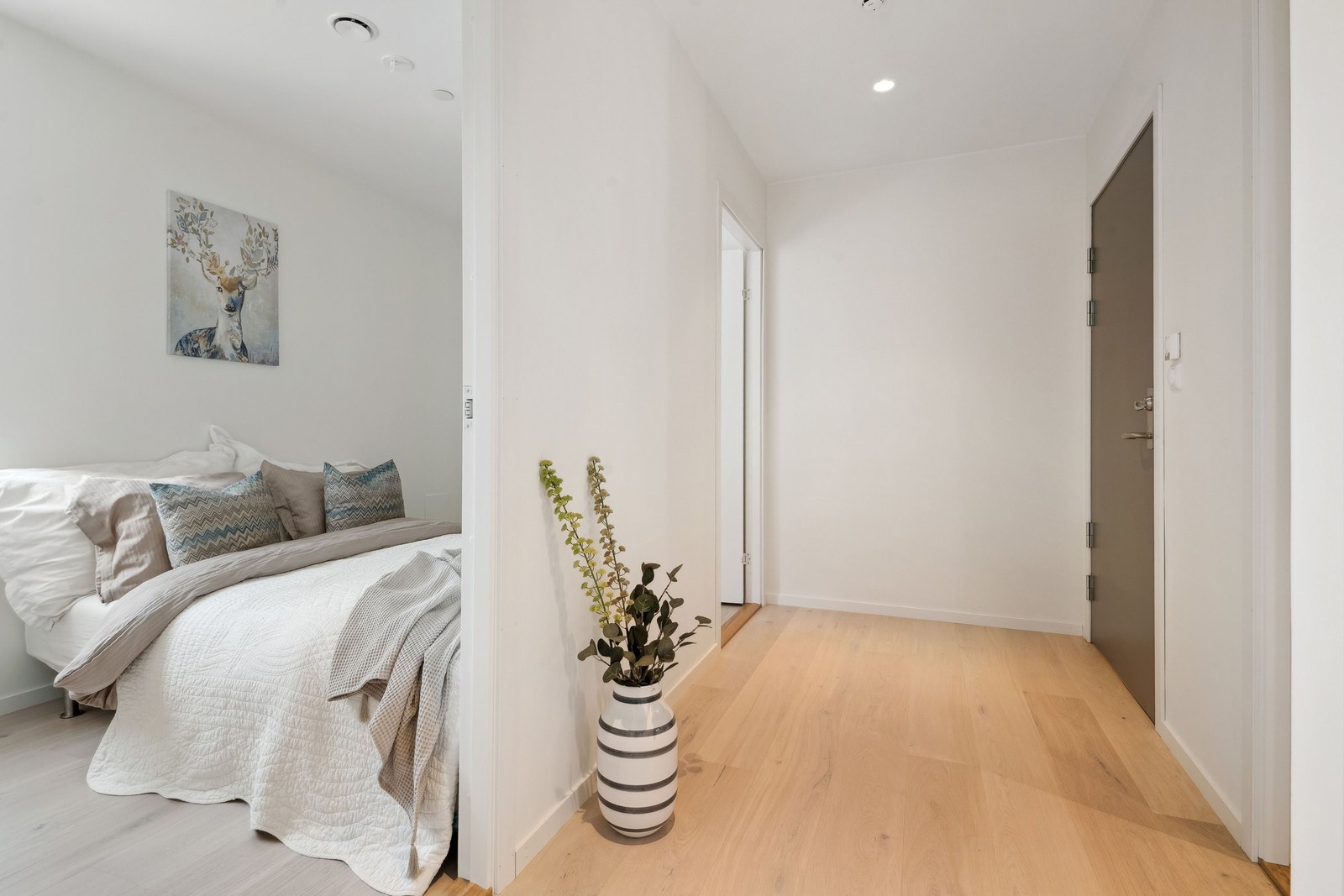 Stor entre med plass til garderobeløsning. Det medfølger en praktisk bod på 5 kvm i byggets kjelleretasje - ideel for ekstra lagring. Galleribilde