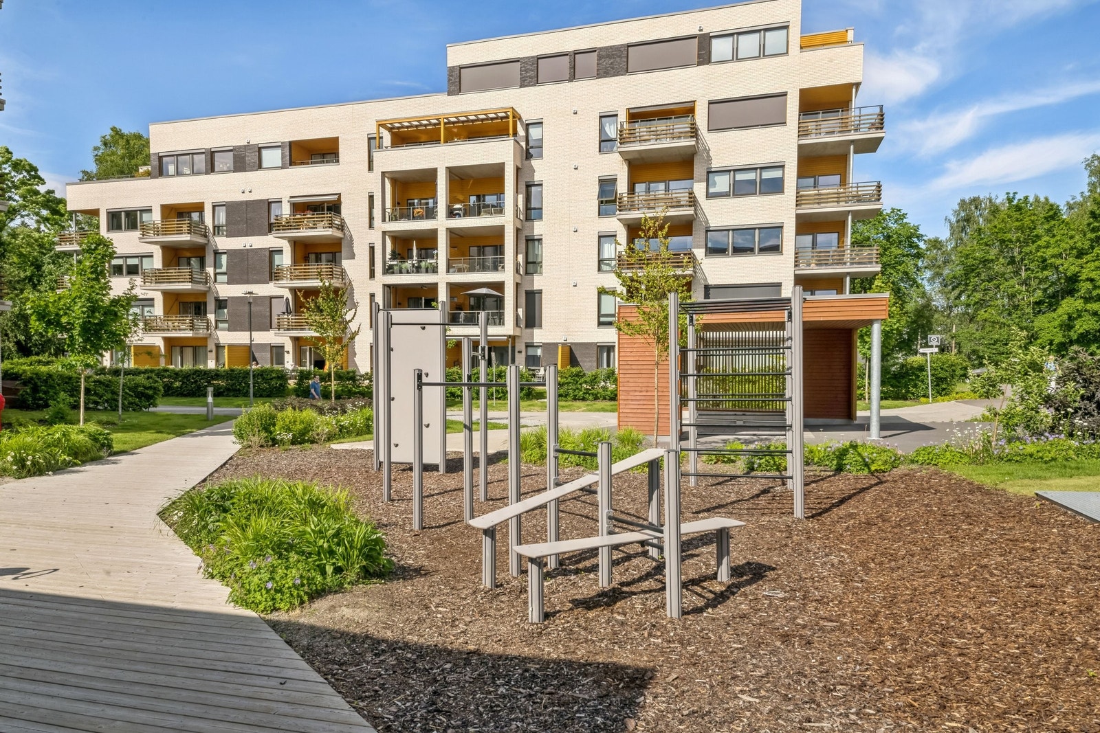 Fine fellesarealer med mye grøntområder og lekeplasser. Området er meget populært grunnet kort vei til naturen, sjøen, idrettstilbud og servicetilbud. Galleribilde