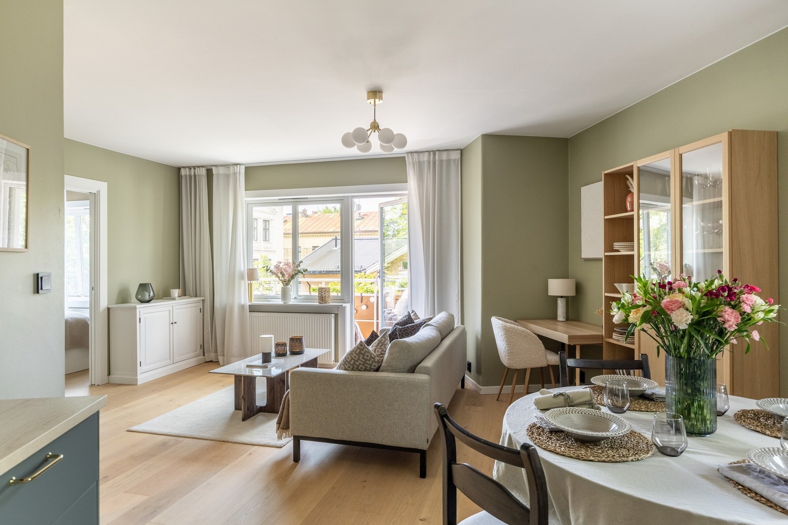 Store vindusflater (fra 2018) som slipper inn mye naturlig lys. Galleribilde