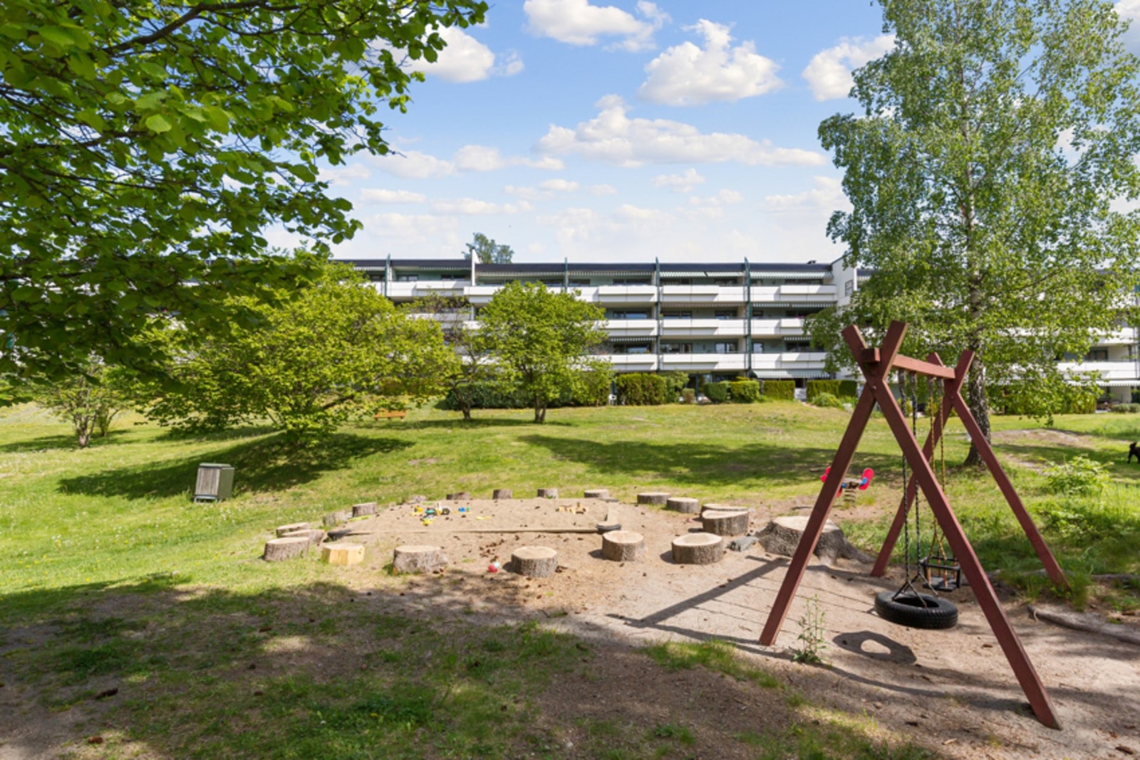Det er flere lekeplasser og sittegrupper Galleribilde
