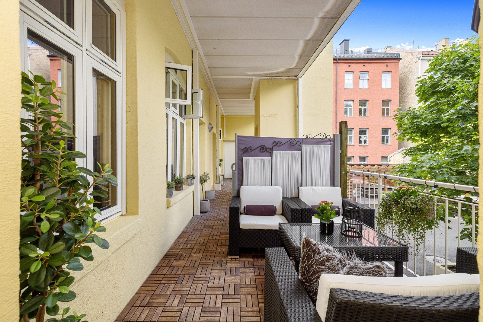 Selger har innredet med sittegruppe på svalgangen og benyttet dette som en terrasse for lange og late sommerdager. Galleribilde