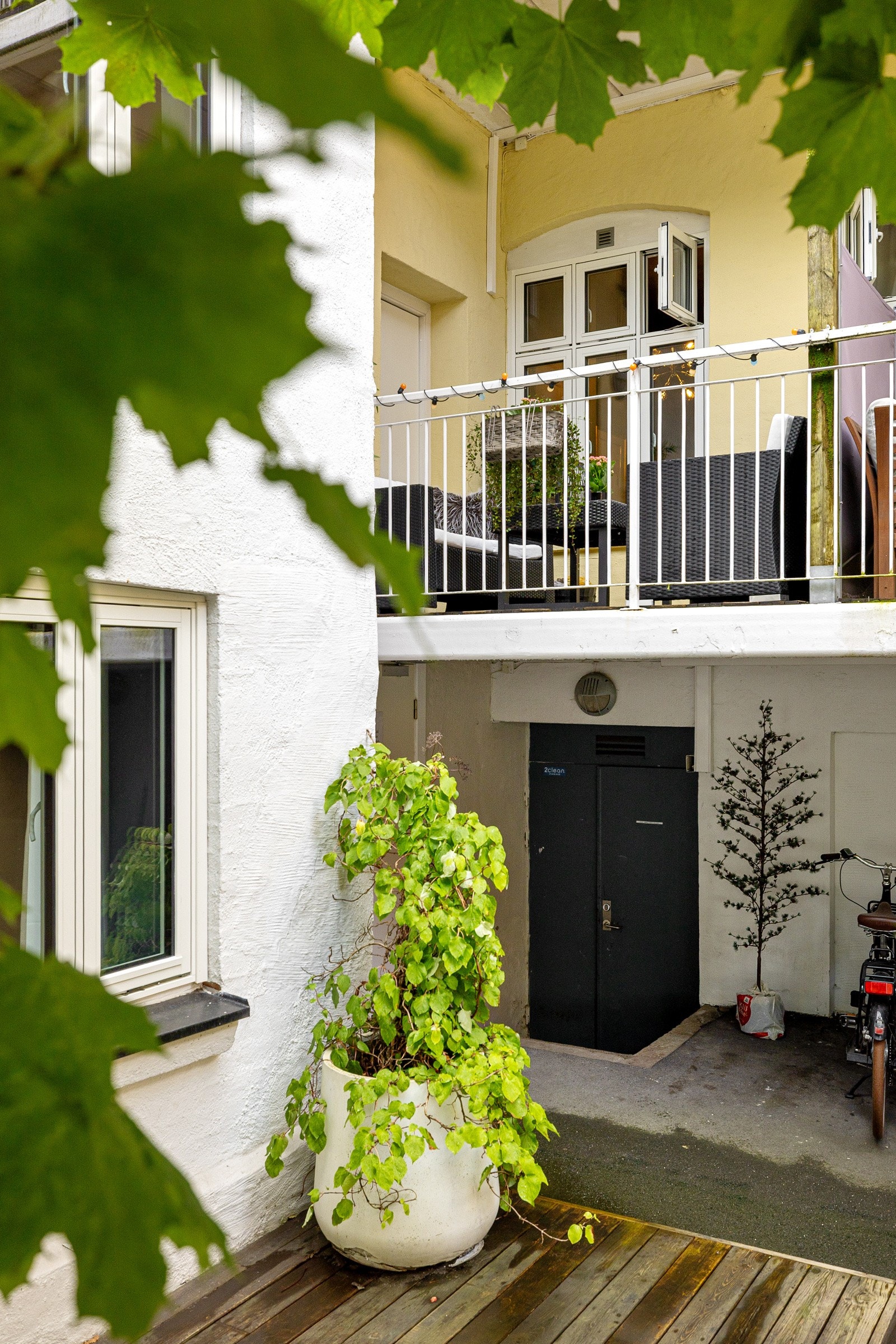 Tomteareal er opparbeidet med blant annet internstier, sykkelstativer, plenarealer og diverse beplantning. Galleribilde