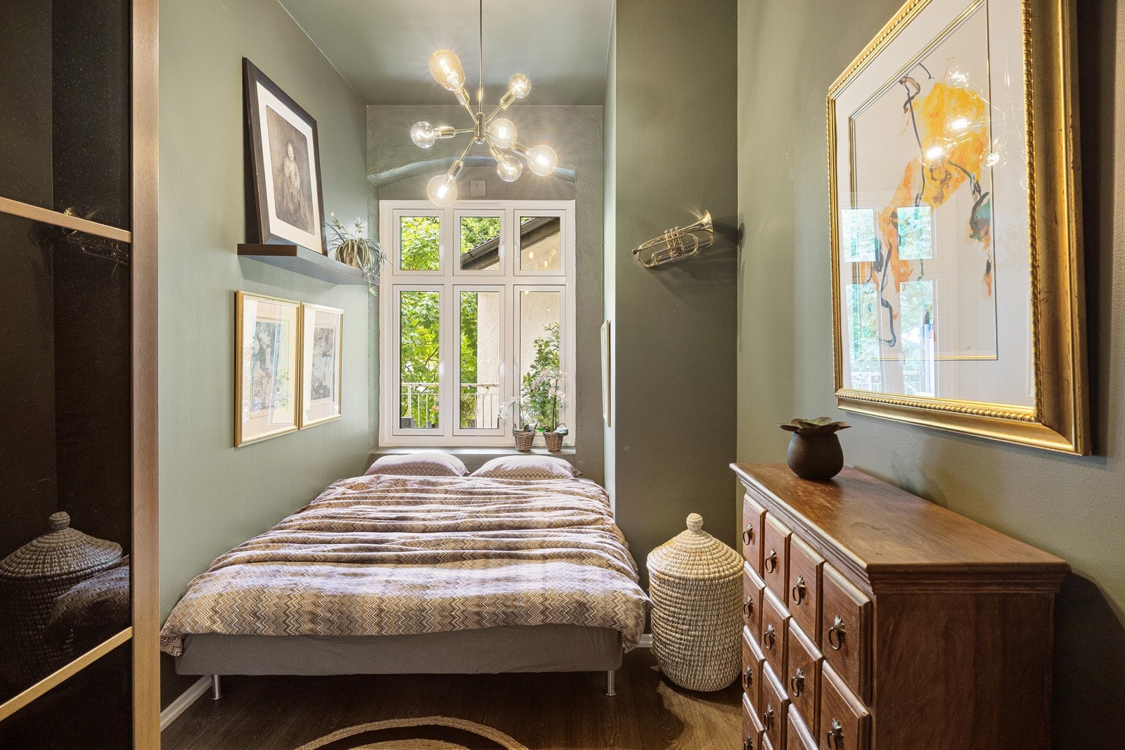 Leiligheten har et koselig soverom som vender ut mot svalgangen og rolig bakgård uten biltrafikk. Soverommet har enstavs laminat på gulv og overflater malt i en fin grønnfarge. Galleribilde