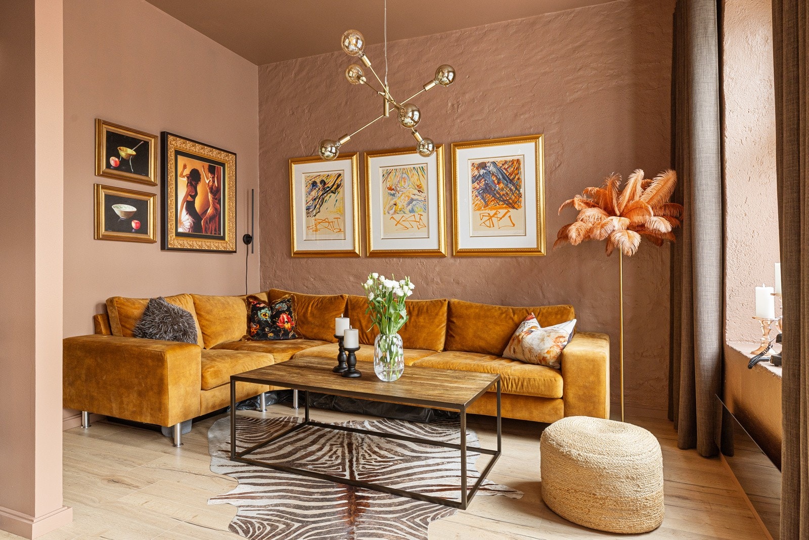 Det er pen enstavs laminat på gulv og malte overflater som består av glatte flater, mur og fototapet av brystningspanel. Galleribilde