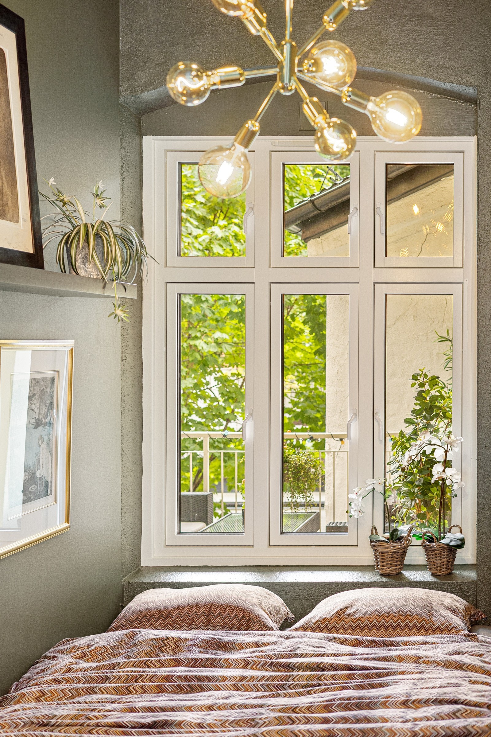 Den store vindusflaten slipper inn naturlig lys som sammen med den gode takhøyden på ca. 3,07 meter gir en luftig romfølelse. Galleribilde