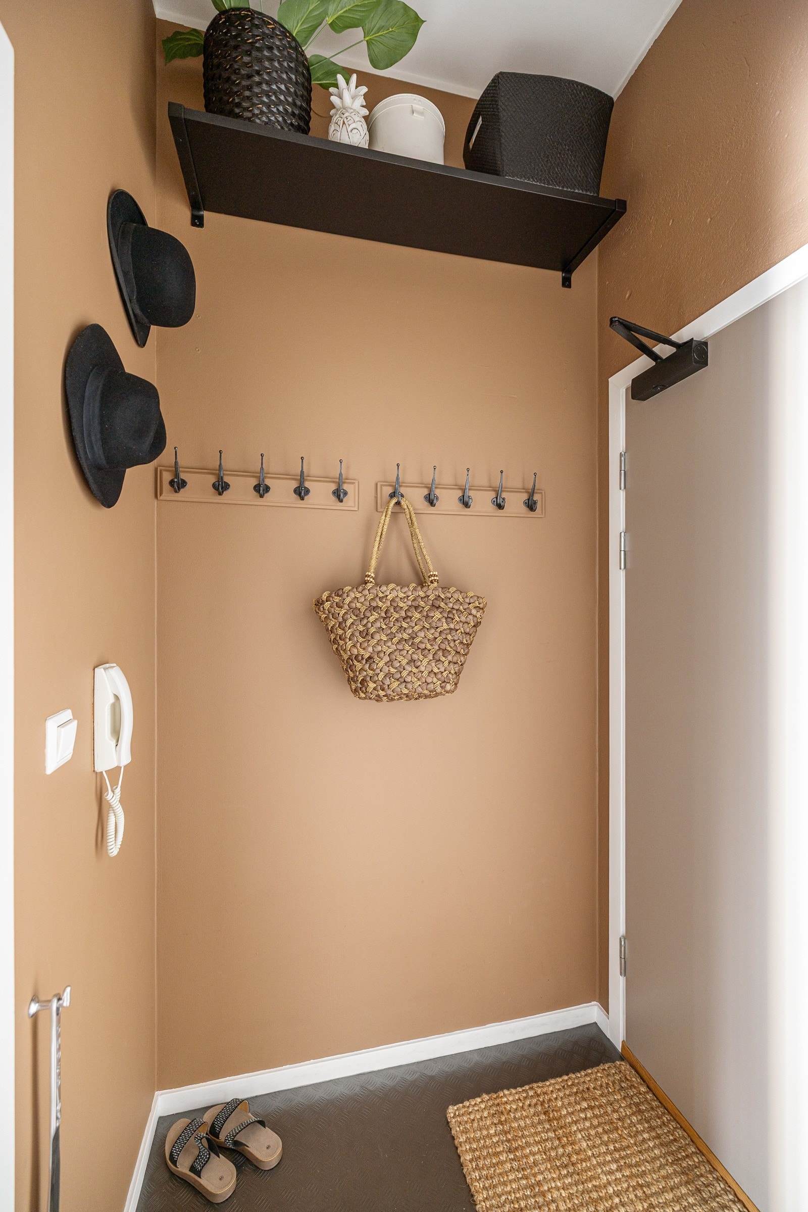 Når du entrer leiligheten kommer du inn i en praktisk entré med plass til sko og oppheng av yttertøy. Entréen har industrielt lyst belegg på gulv og overflater malt i en fin varm farge. Galleribilde