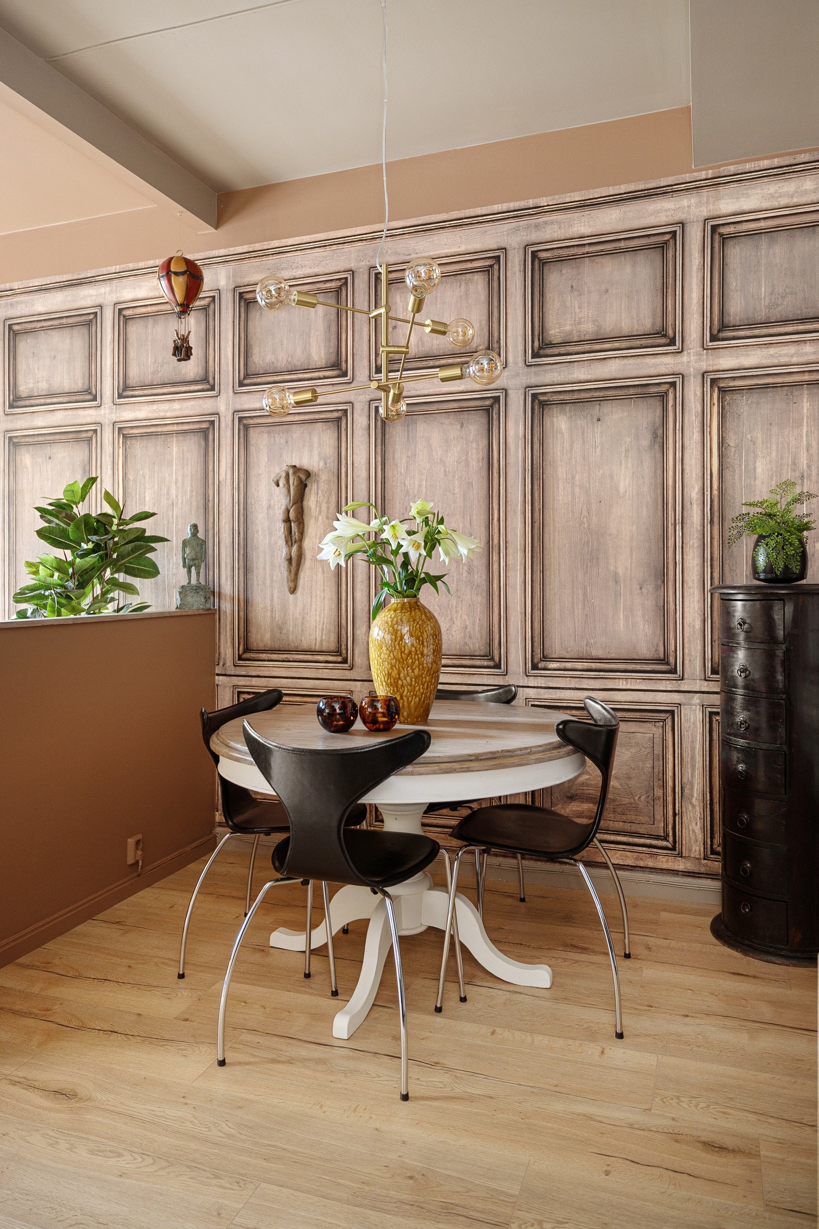 Lysinnslippet sammen med den gode takhøyden på ca. 2,9 meter bidrar til en god og luftig romfølelse. Galleribilde