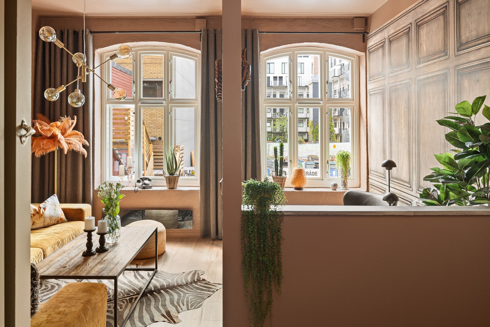 Alle vinduene i leiligheten har 3-lags glass fra 2024, og det er brede vinduskarmer for planter og dekor. Galleribilde