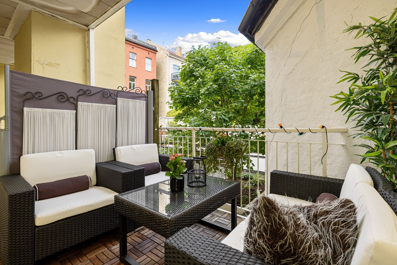 Du tar deg opp til leiligheten i byggets 2. etasje via heis eller felles trapperom. Galleribilde