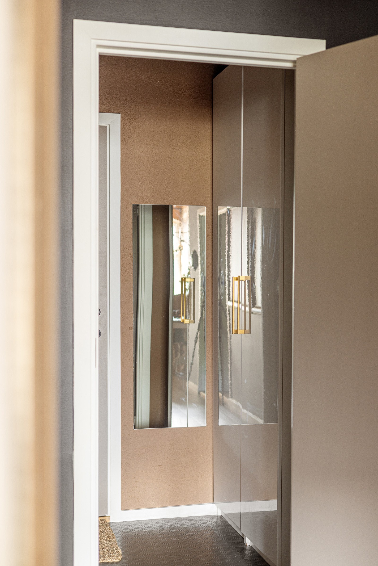 I entréen har du god plass til sko og yttertøy i garderobeskap, samt ytterligere plass til oppheng og skoskap. Galleribilde