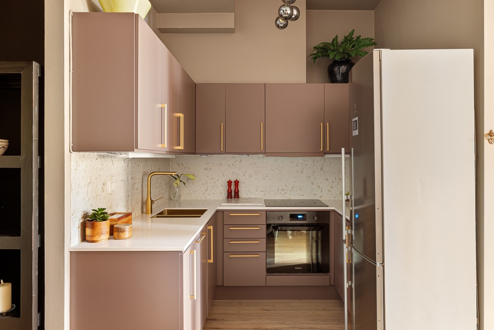 Medfølgende hvitevarer fra 2021 som nedfelt platetopp, integrert stekeovn og oppvaskmaskin, samt frittstående kjøleskap med frysedel. Ventilator i overskap med mekanisk avtrekk. Alle hvitevarer medfølger. Galleribilde