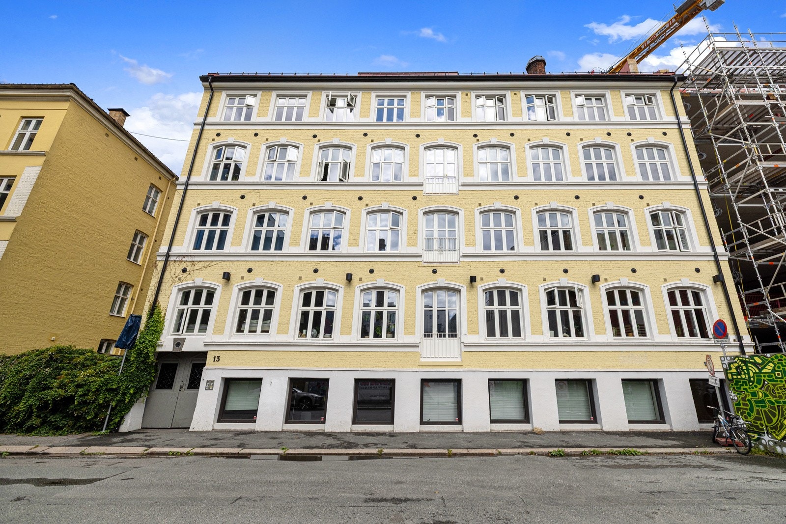 Leiligheten har en urban og sentrumsnær tilværelse tett på Grünerløkkas yrende folkeliv, men likevel litt tilbaketrukket i Rodeløkkas fredeligere og langt mindre trafikkerte smågater. Galleribilde