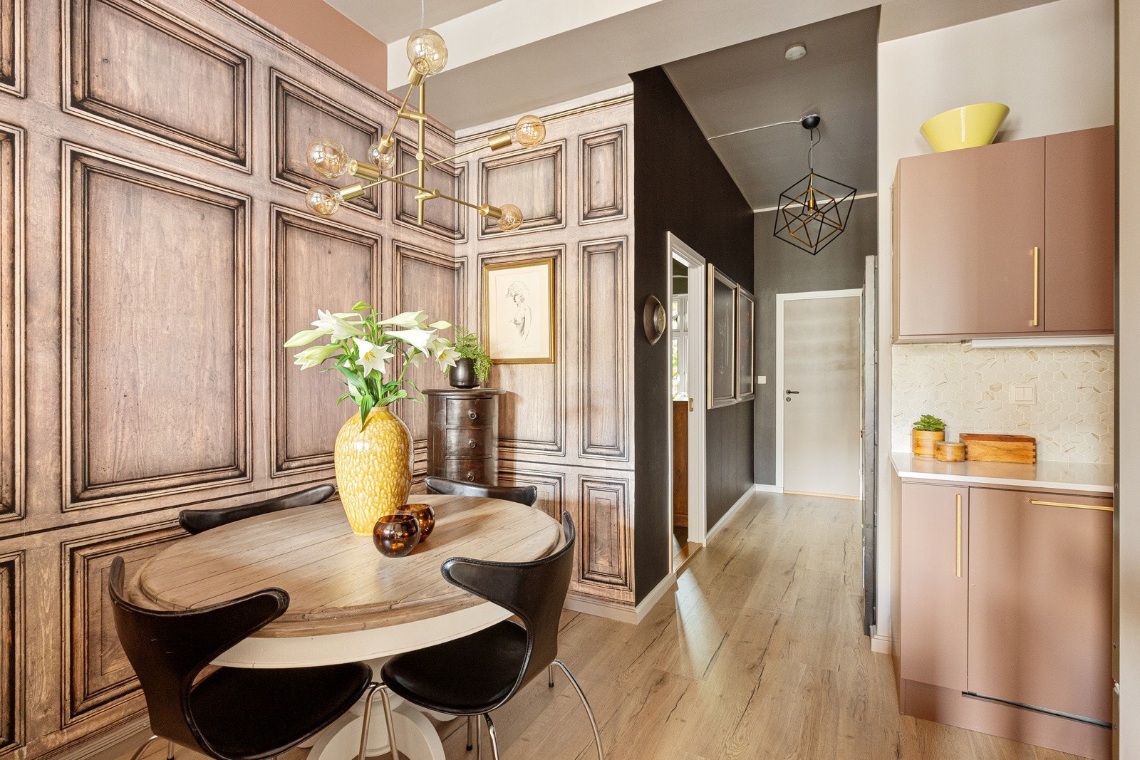 Kjøkkenet ligger i en fin, sosial og åpen løsning med spisestuen. Galleribilde