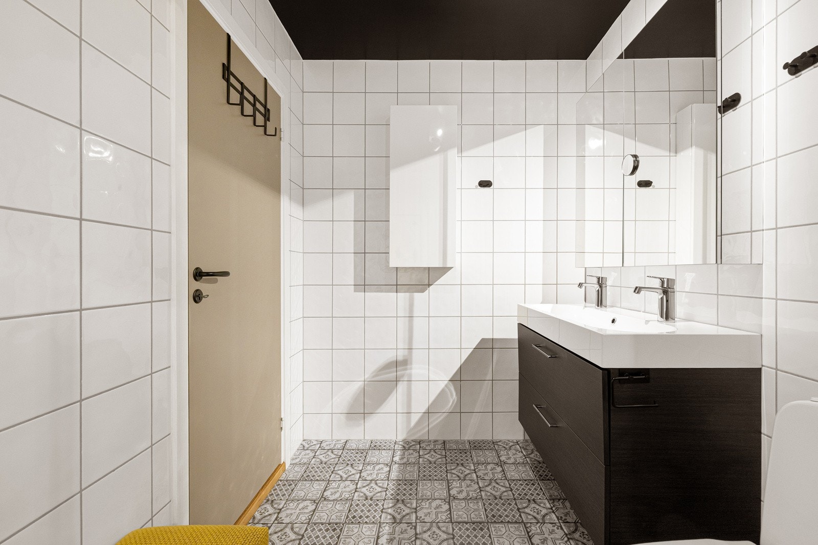 Baderommet har sjarmerende fliser på gulv med gulvvarme og lyse fliser på veggene kombinert med limte plater på vegg i dusjsonen. Mekanisk avtrekk i himling. Galleribilde