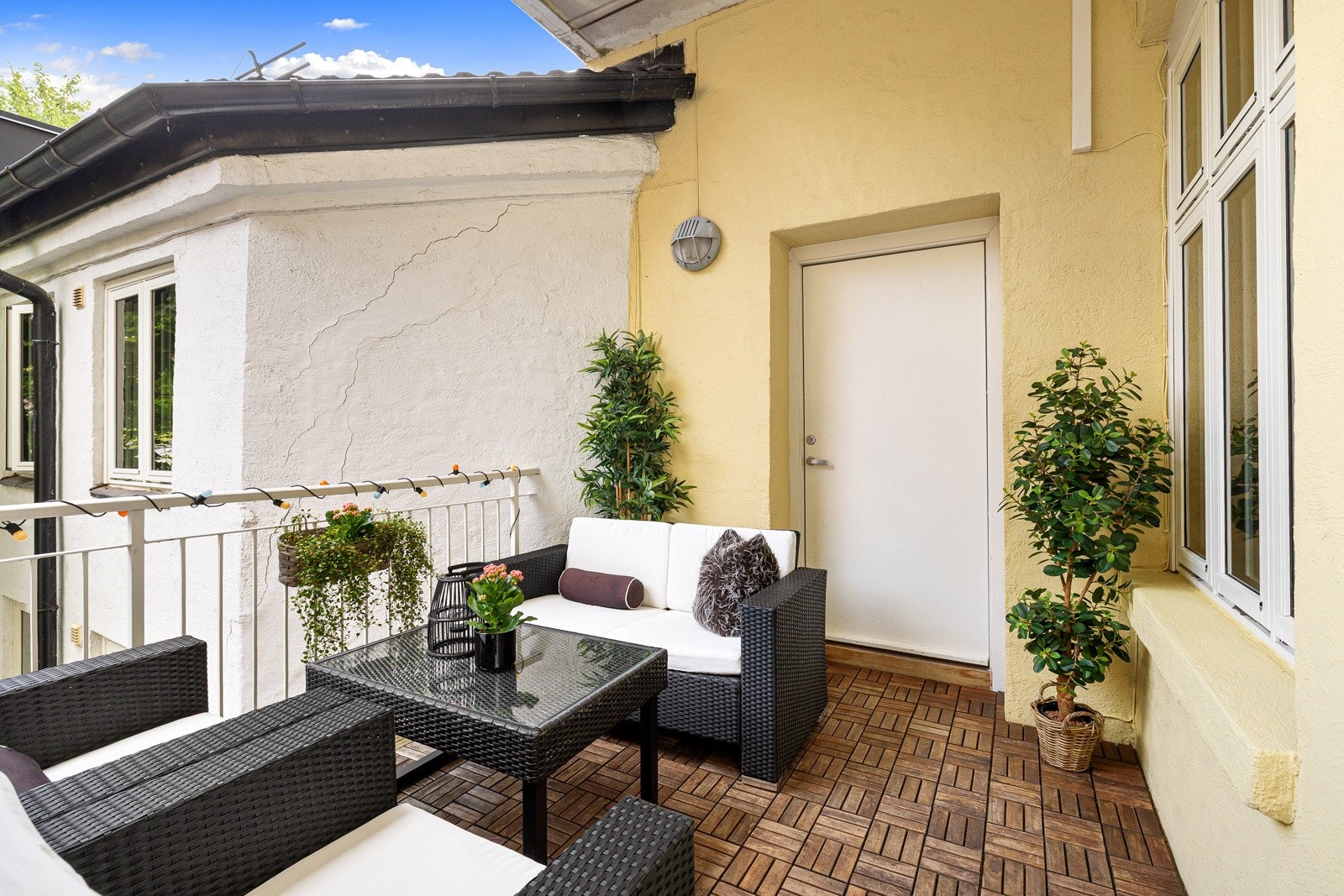 En overbygge svalgang leder så videre til leiligheten. Galleribilde