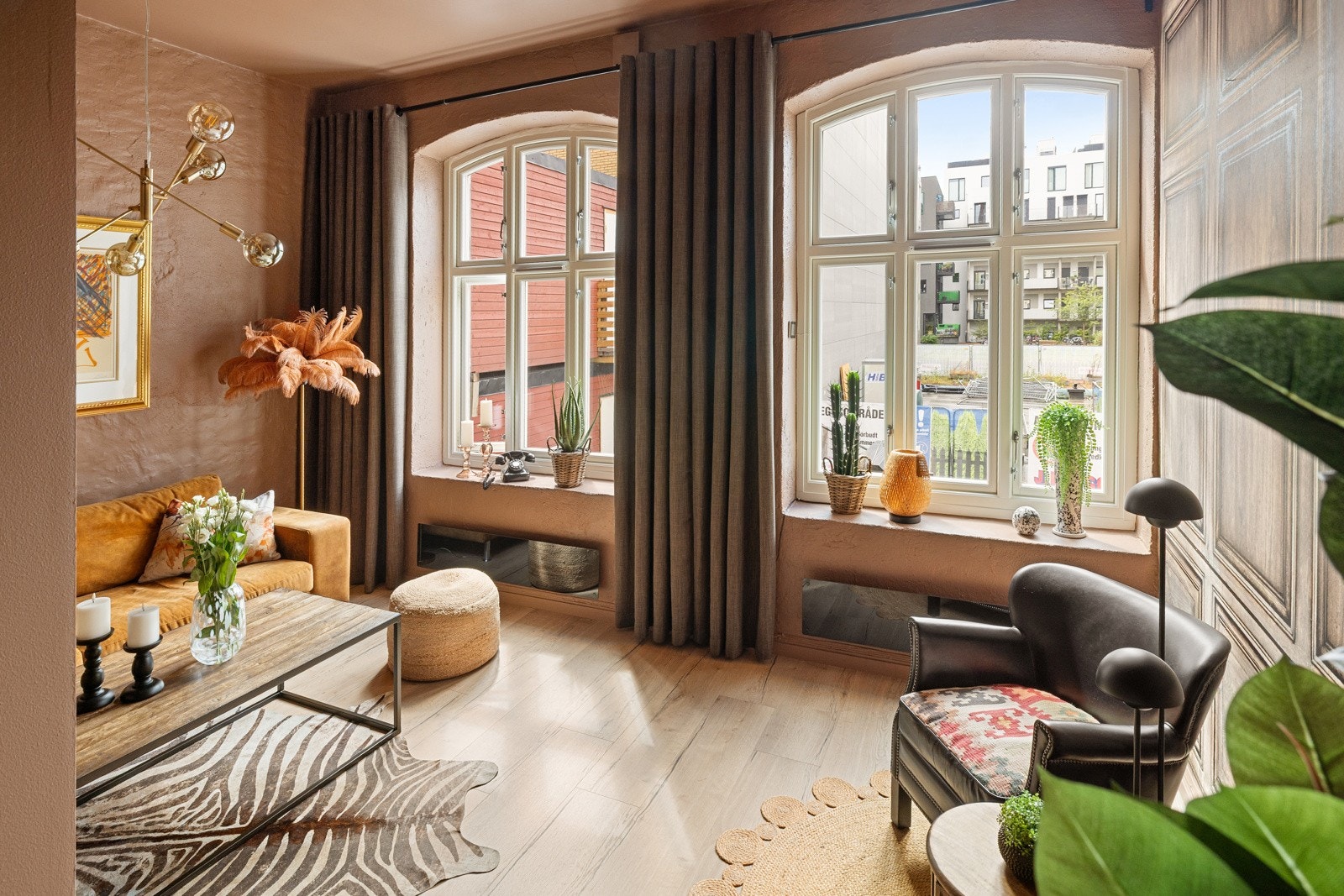 En spennende 2-roms selveiet fabrikkleilighet med særpreg. Stuen har to store vindusflater som slipper inn rikelig med naturlig lys, samtidig som det er lite direkte innsyn. Galleribilde