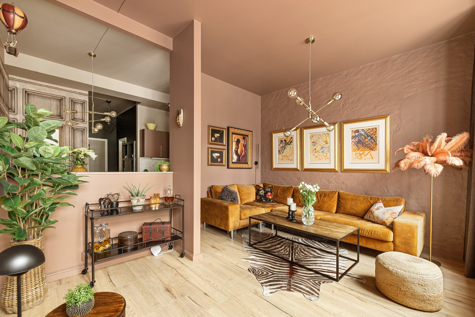 Stuen er romslig med god plass til både sofagruppe med salongbord, mediemøblement og et spisebord i tilknytning til kjøkkenet. Galleribilde