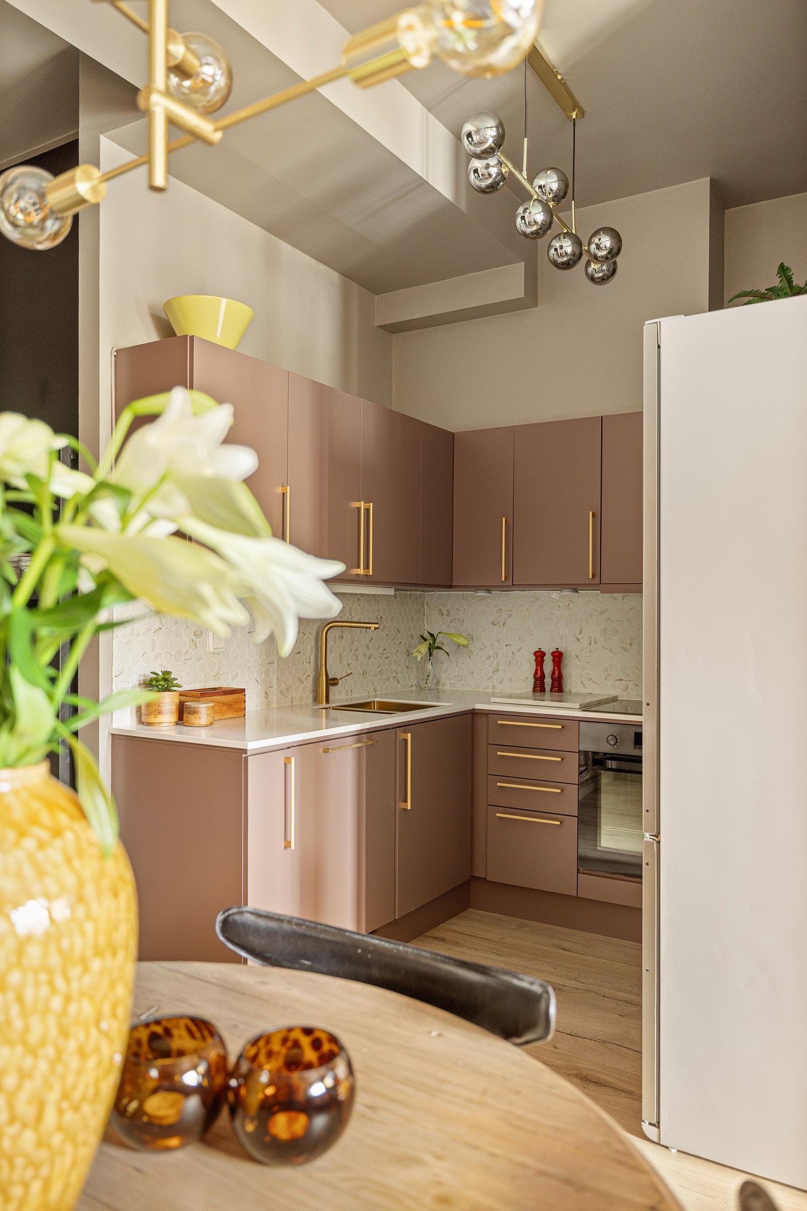 Stilrent og moderne kjøkken oppgradert i 2021 med god skap- og benkeplass. Kjøkkenet er fullt utstyrt med hvitevarer som medfølger i handelen. Galleribilde