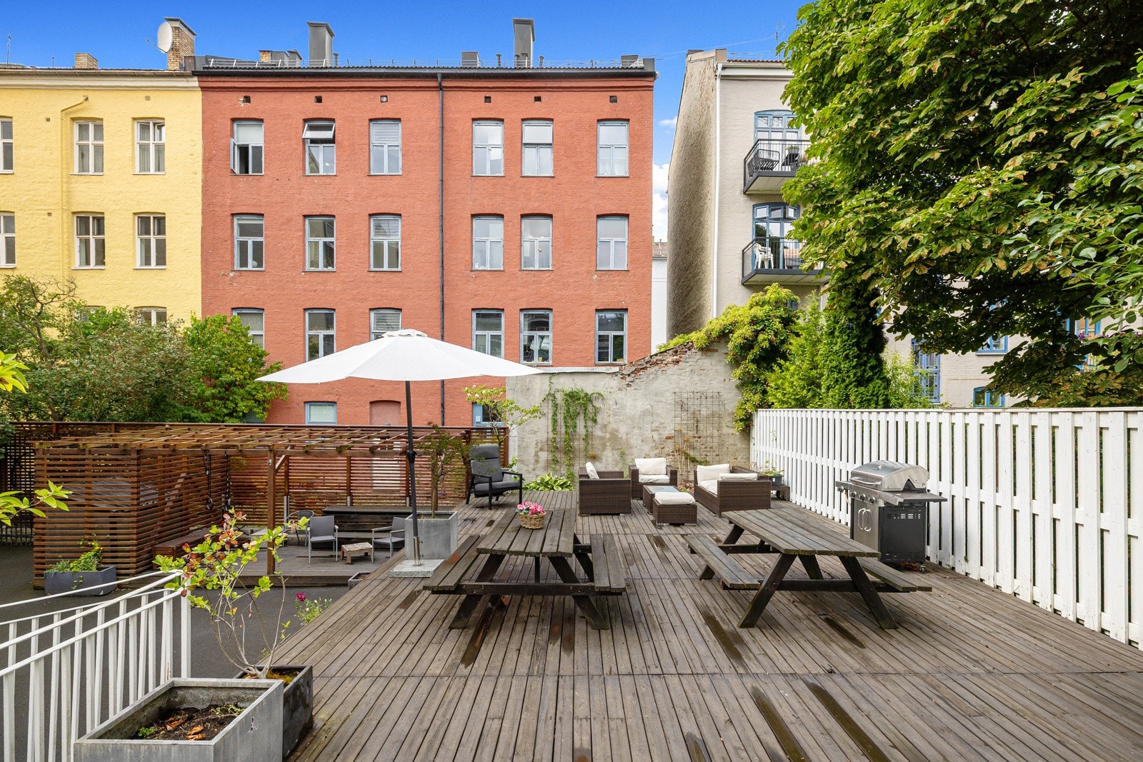 Som beboer har du også tilgang til en bakgård som er opparbeidet med en koselig terrasse og en innvendig sykkelbod.. Galleribilde