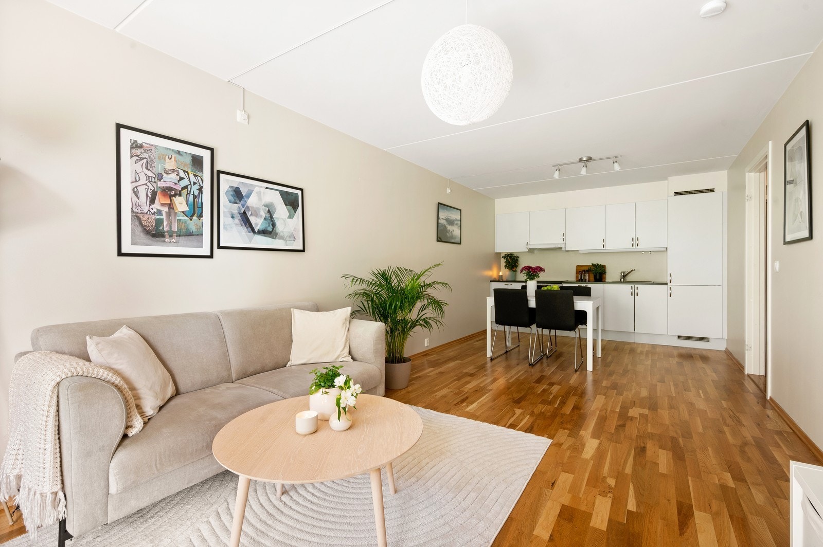 Åpen og sosial stue- og kjøkkenløsning gir god plass til både sofakrok og spisebord. Galleribilde