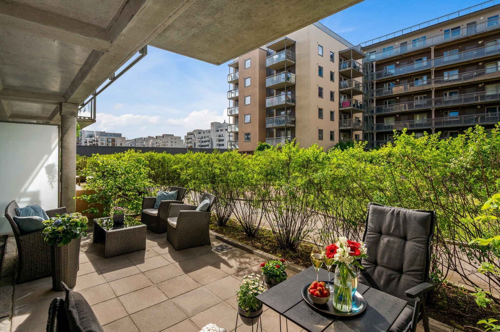 Skjermet markterrasse vendt mot rolige fellesarealer. Galleribilde