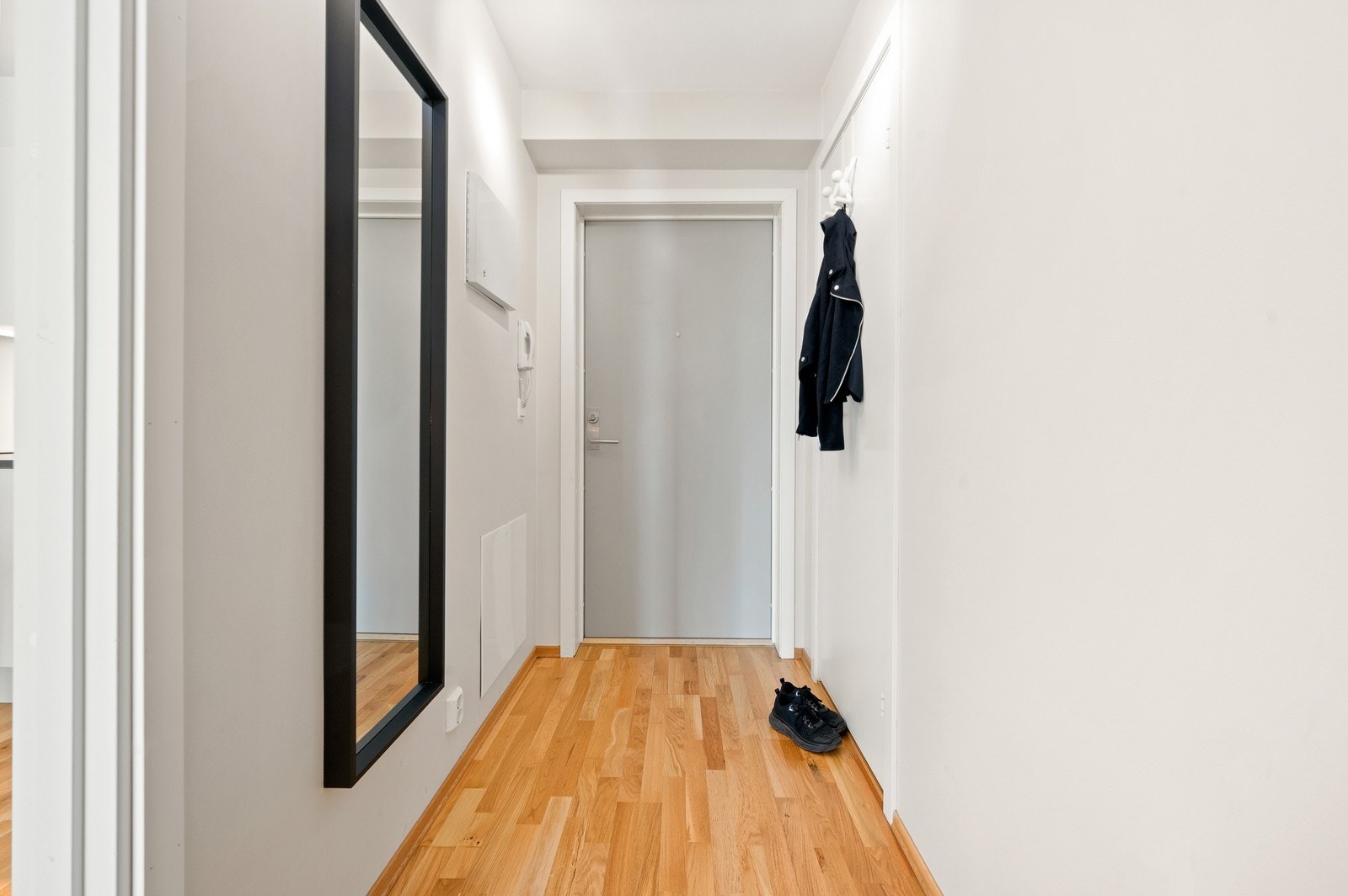 Lang entré som gir en luftig velkomst – med enkel tilgang til bod med rikelig oppbevaringsplass. Galleribilde