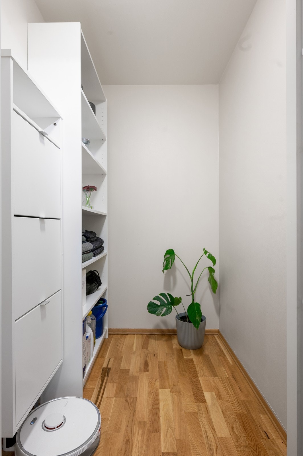 Romslig innvendig bod med god lagringskapasitet. Galleribilde