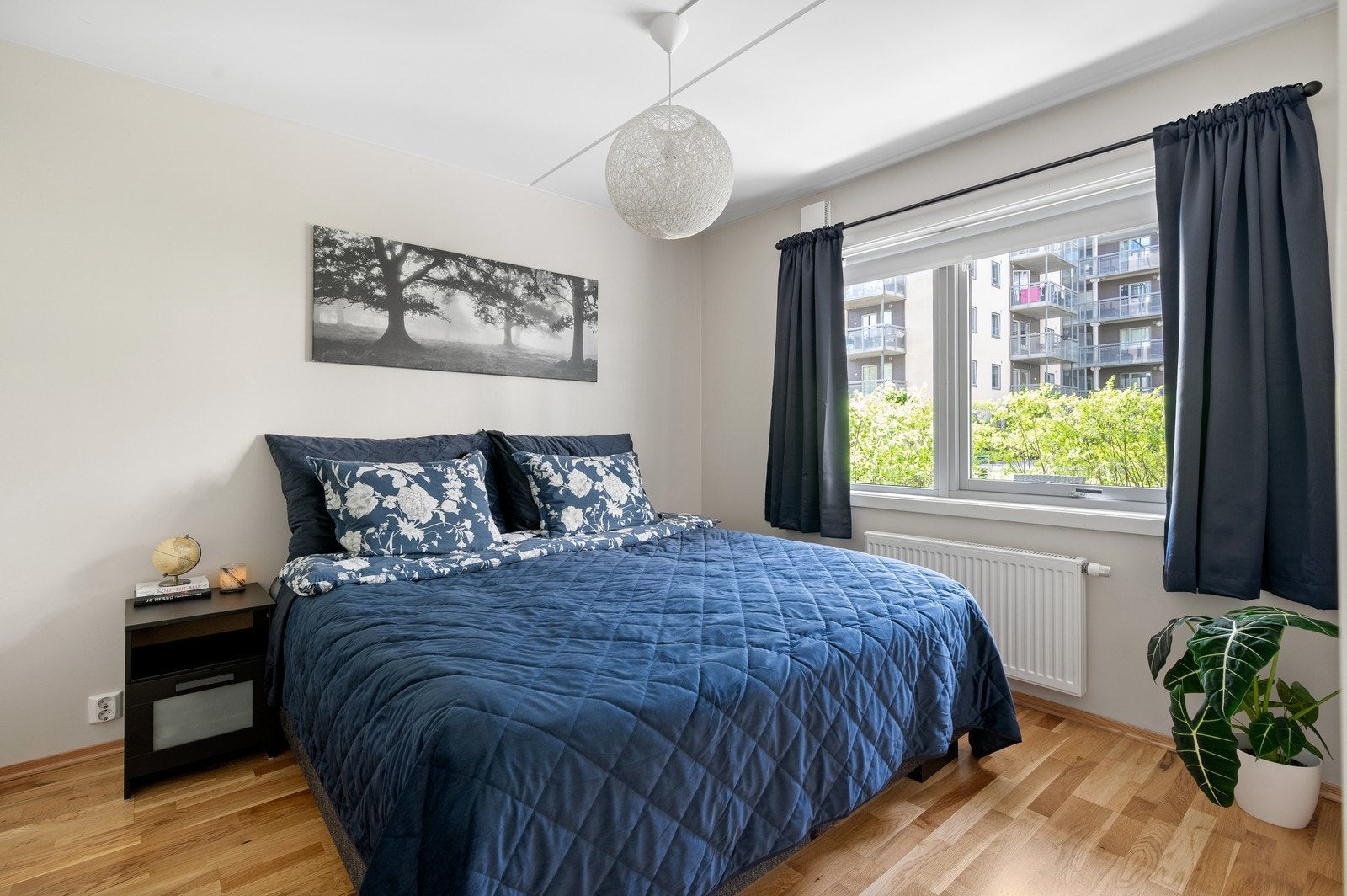 Lyst og innbydende soverom med plass til dobbeltseng og nattbord. Galleribilde