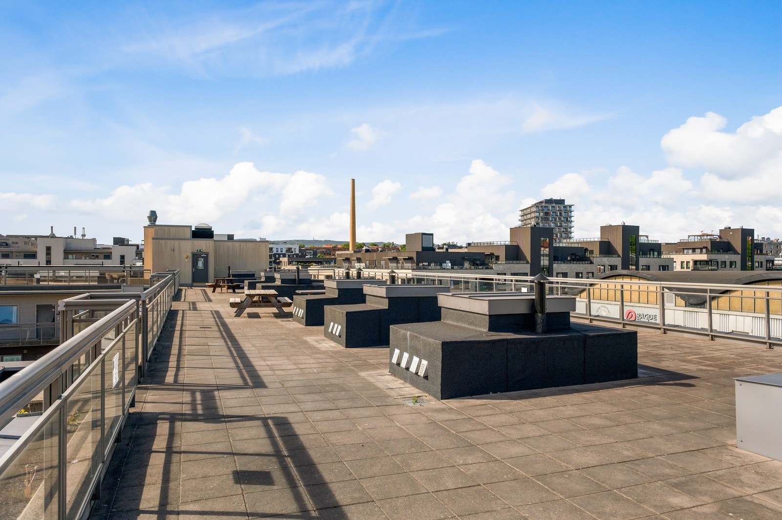 Felles takterrasse med utsikt og gode solforhold. Galleribilde