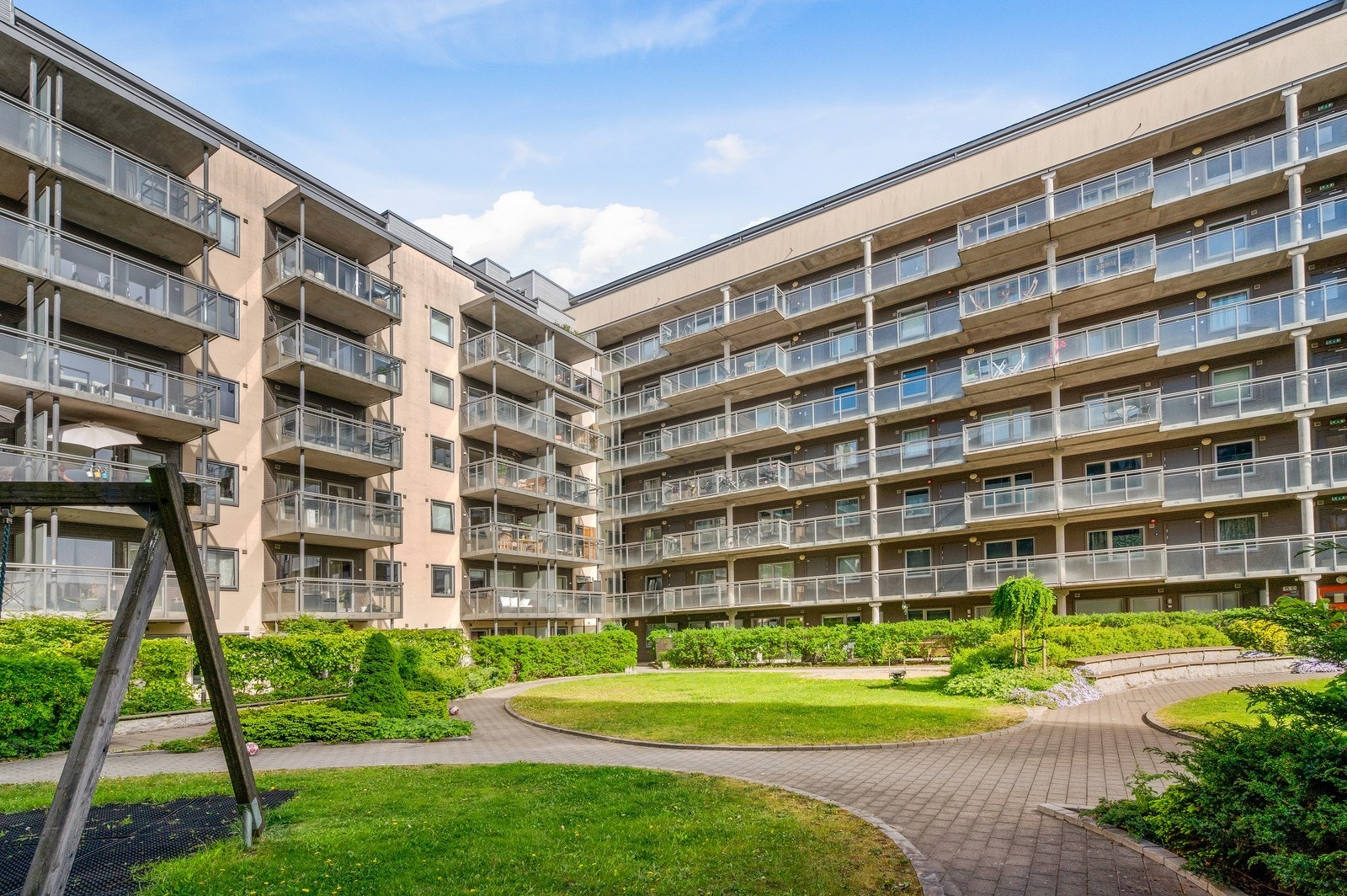 Velholdt bygård fra nyere årgang med heis og bodplass i kjeller. Galleribilde