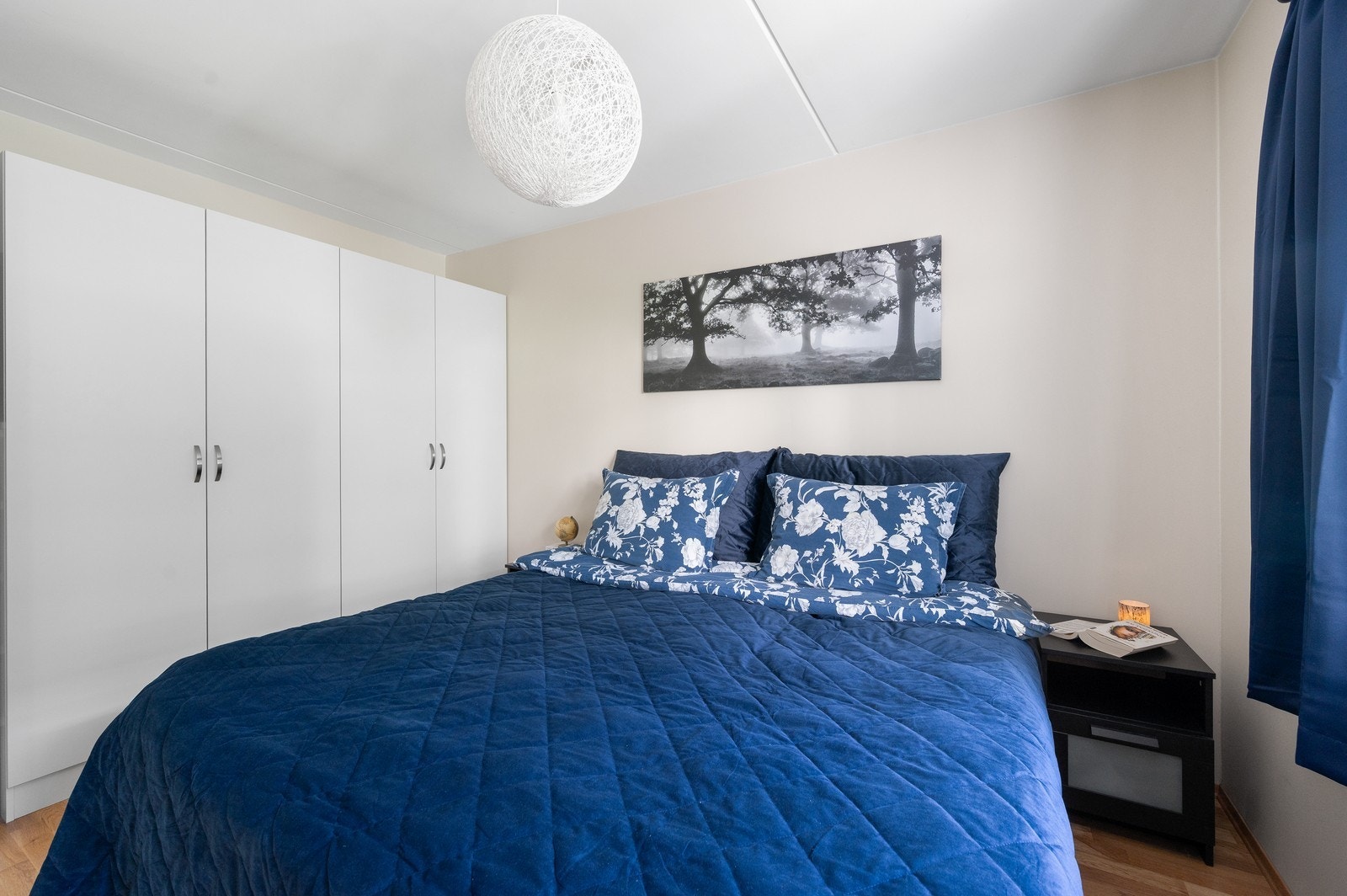 Praktisk garderobeløsning gir god oppbevaringsplass og et ryddig uttrykk. Galleribilde