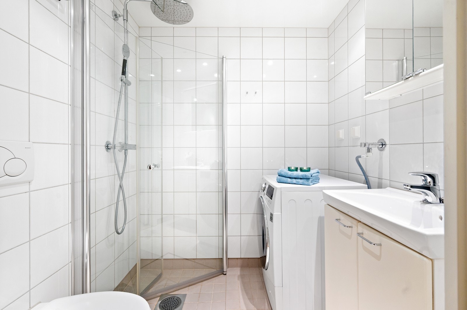 Stilrent flislagt bad. Galleribilde