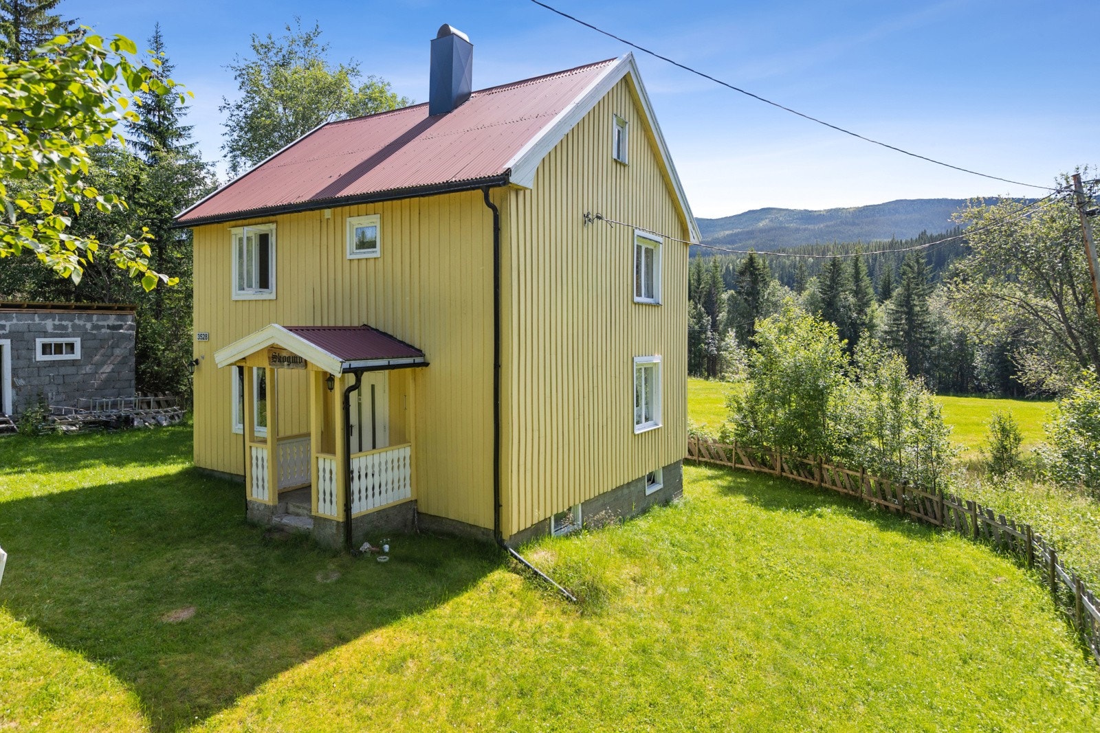 I tillegg til hytten har man en stor utstyrsbod på eiendommen med utedo Galleribilde
