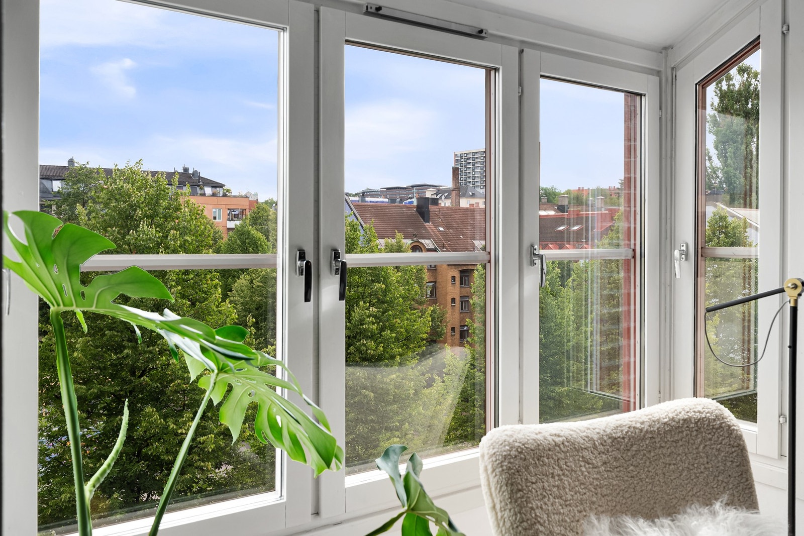 Stuedelen har nisje med mange vinduer som slipper inn meget godt med naturlig lys. Galleribilde