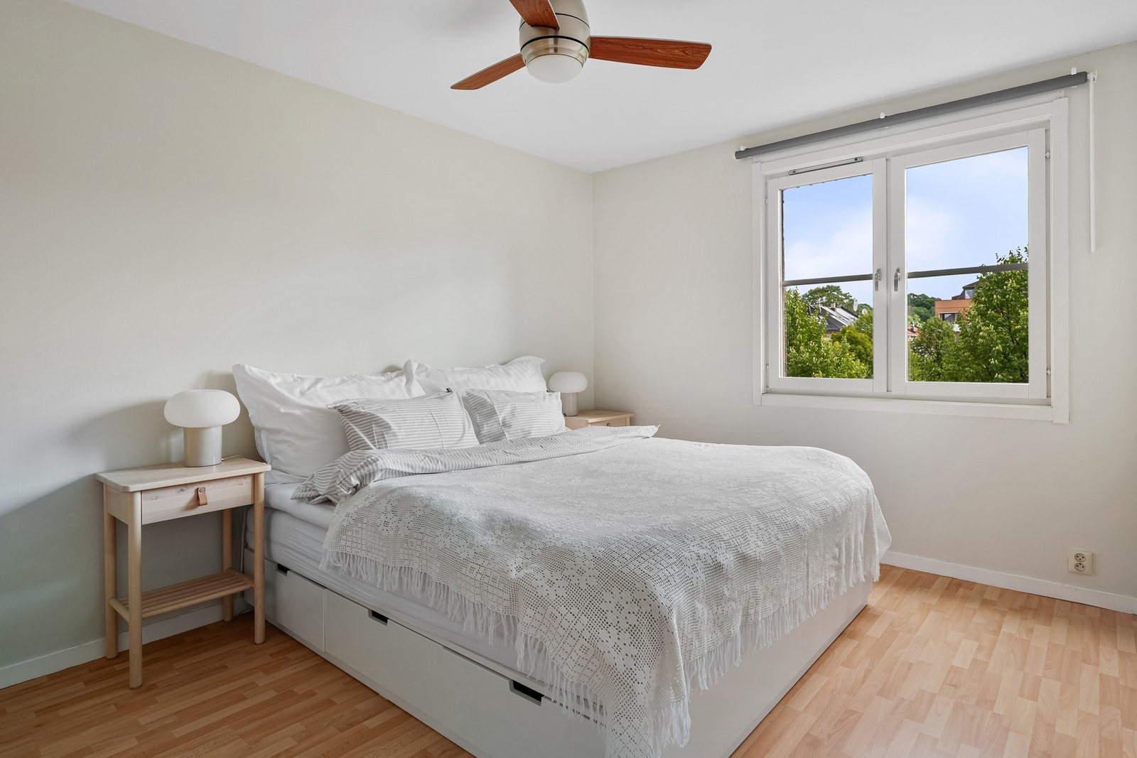 Romslig soverom med plass til stor dobbeltseng. Galleribilde