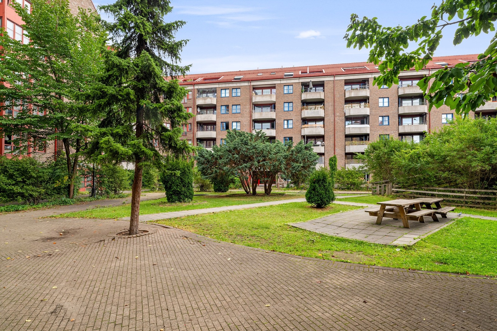 Flott og pent opparbeidet bakgård. Bakgården har i de senere år blitt oppgradert med urtehage, bordtennisbord og basketballkurv. Galleribilde