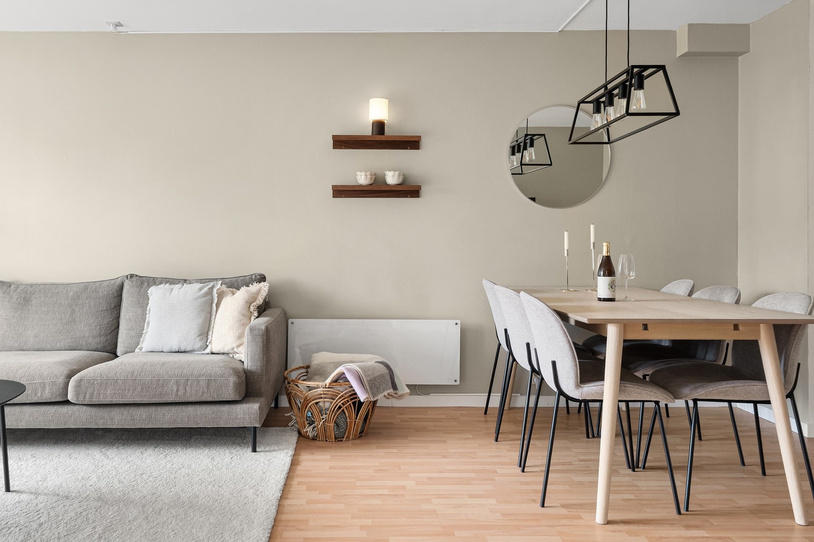 God plass til stort spisebord. Galleribilde