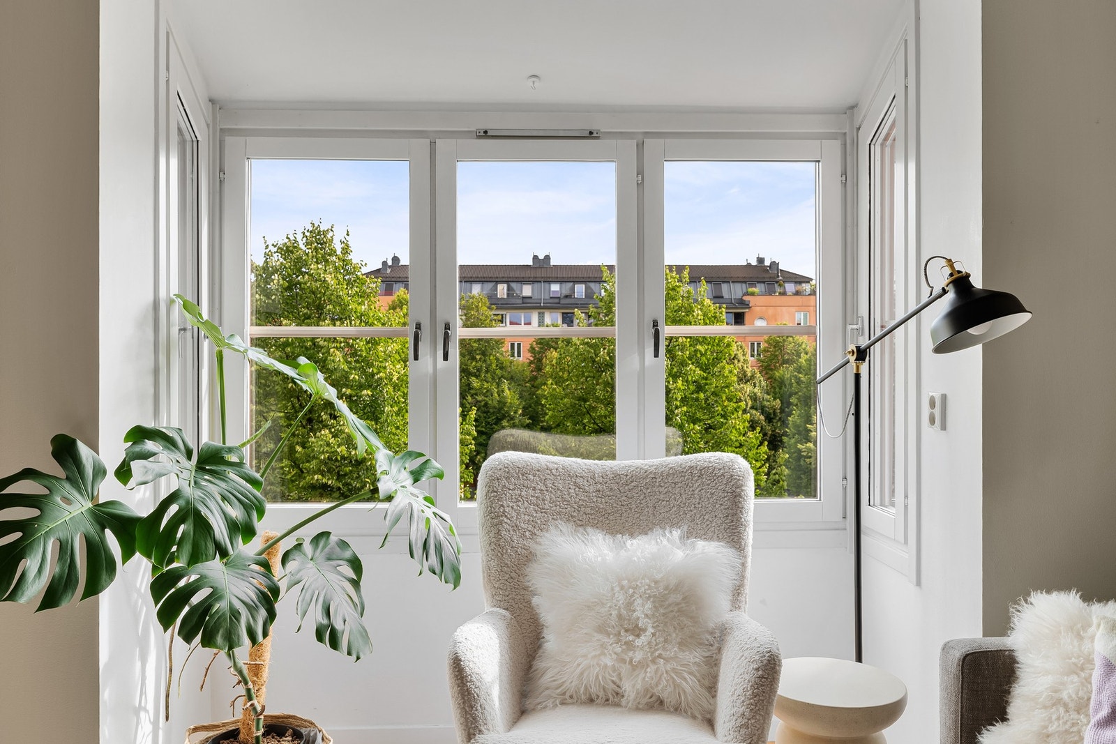 Leiligheten vender inn mot meget hyggelig bakgård og oppleves som meget skjermet og privat. Galleribilde