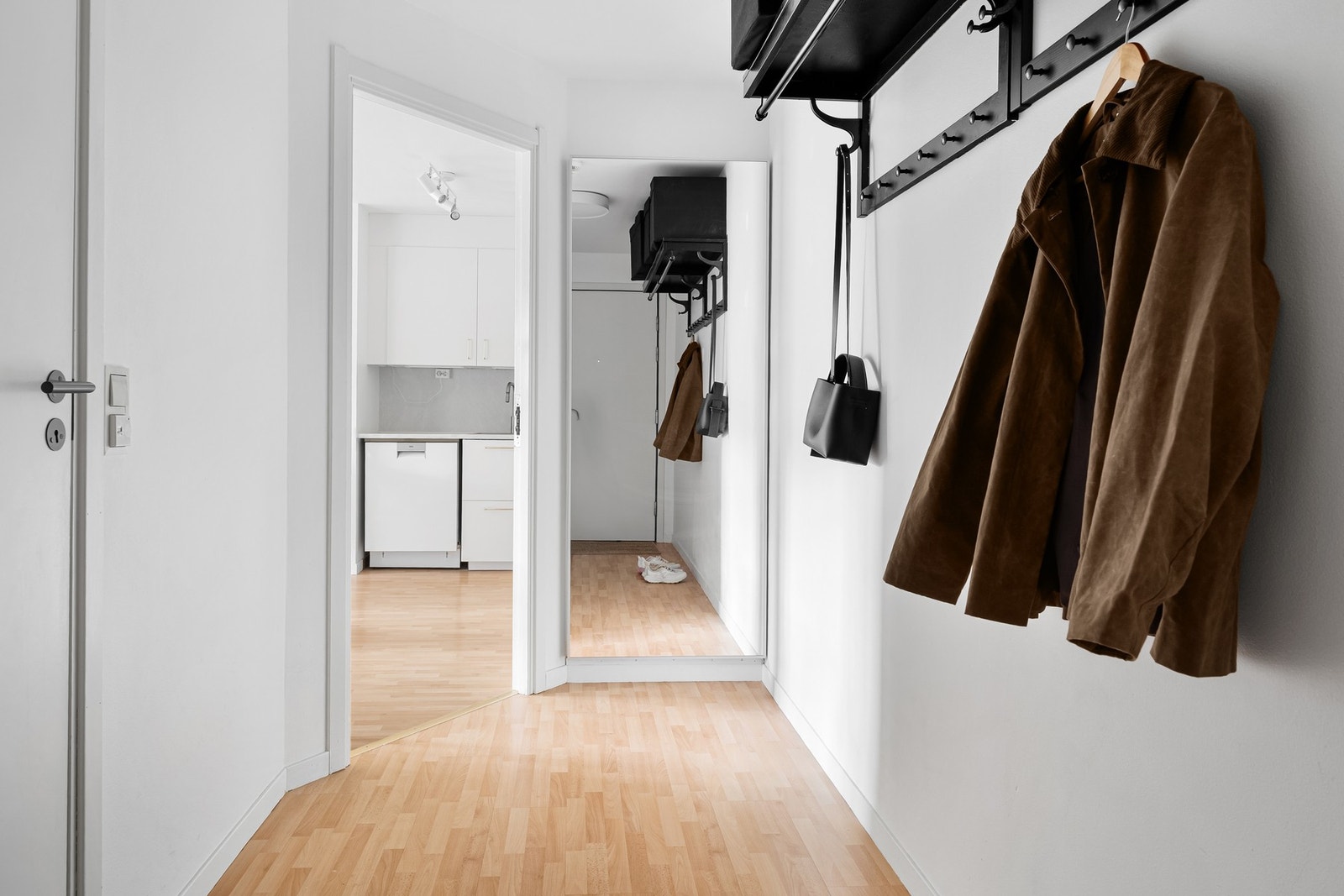 Lys entré med god plass til å henge fra seg yttertøy og sette fra seg sko. Galleribilde