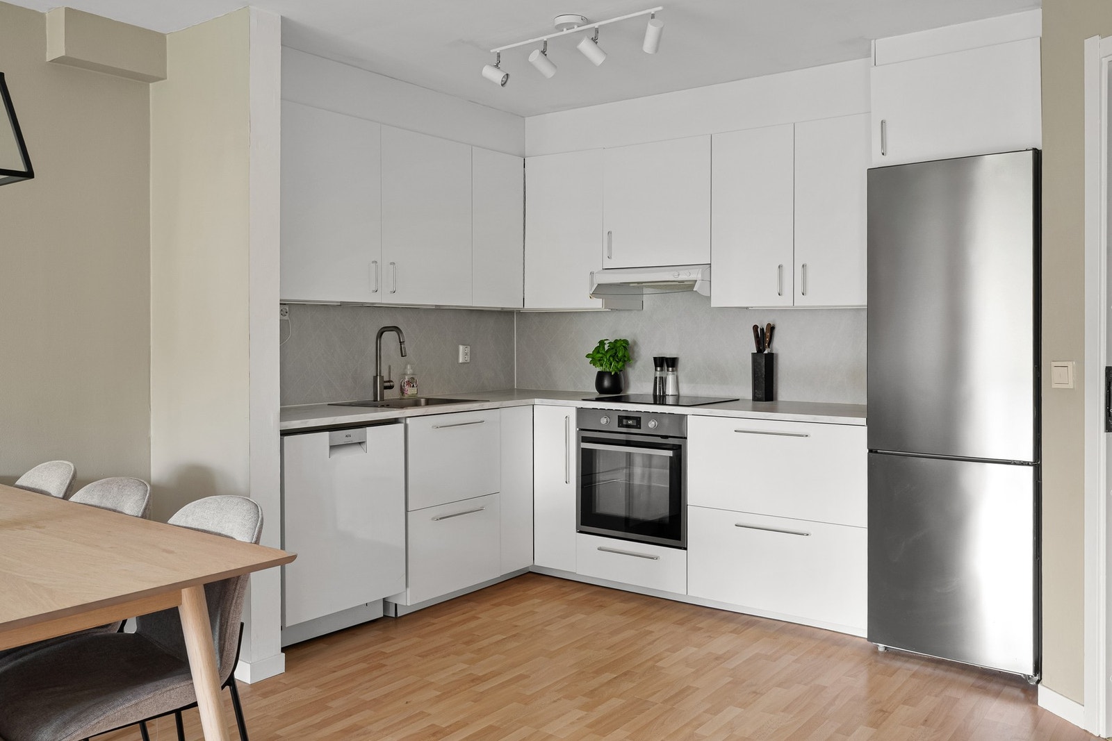 Integrerte hvitevarer som medfølger: stekeovn, nedfelt induksjonstopp, oppvaskmaskin. Galleribilde