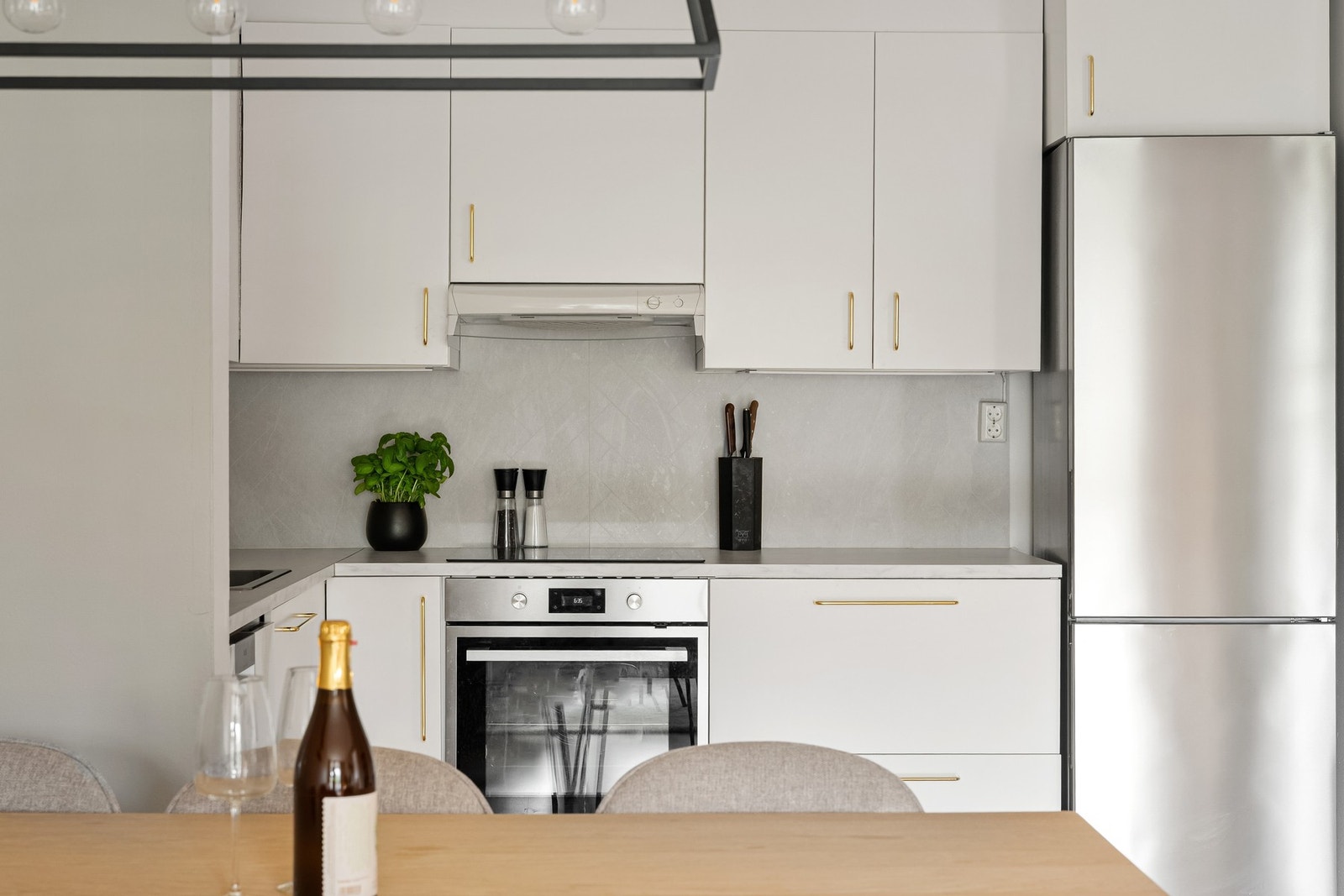 Frittstående kjøl-/fryseskap medfølger også. Galleribilde