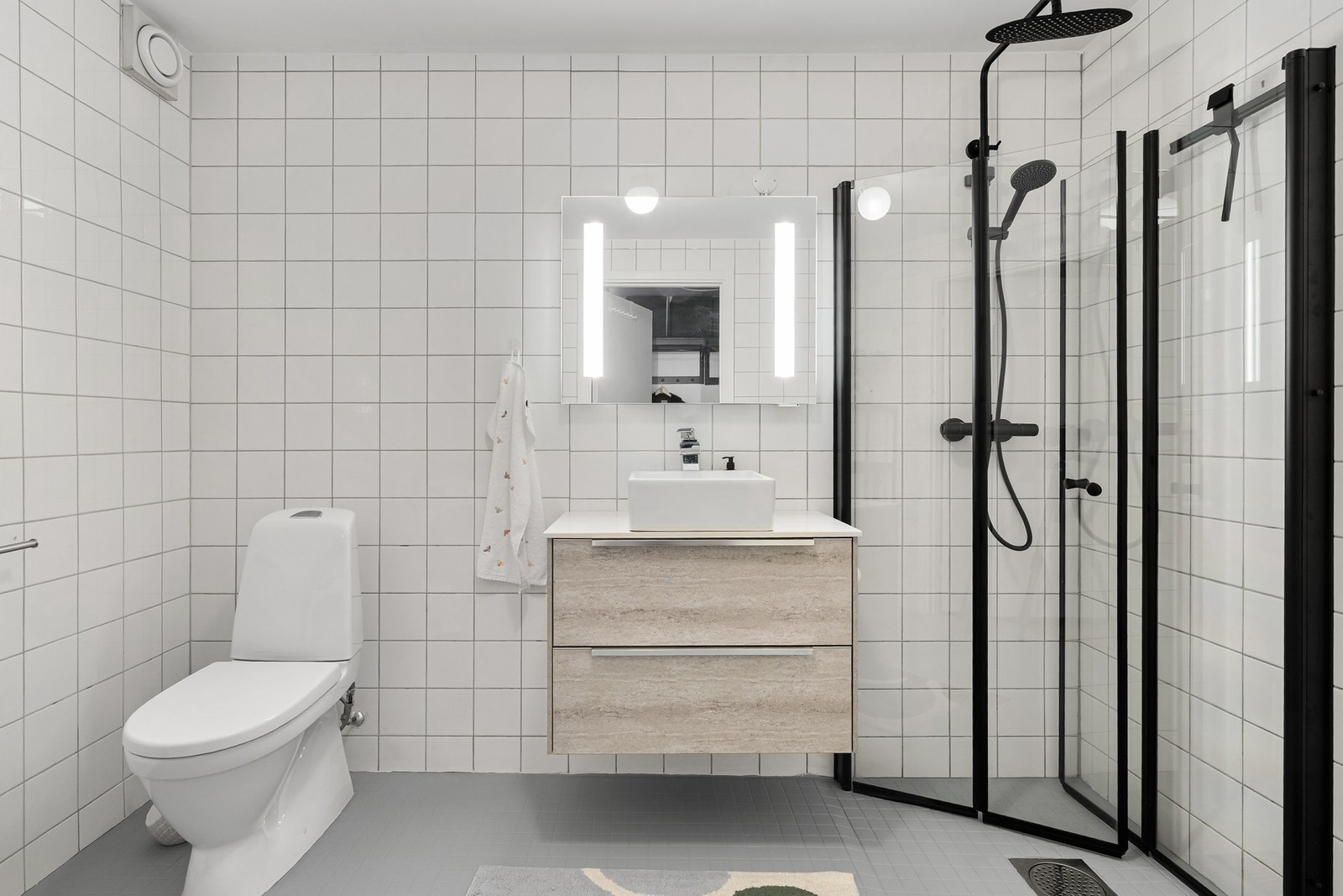 Flislagt bad med varmekabler i gulv. Galleribilde