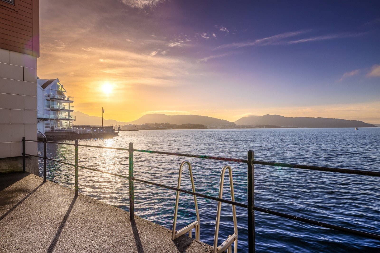 - Velkommen til visning av et fantastisk hjem ved sjøen, nær by og fjell - Galleribilde