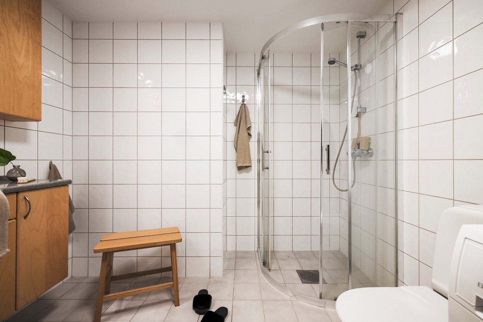 - Lyst og fint helfliset bad med varmekabler - Galleribilde