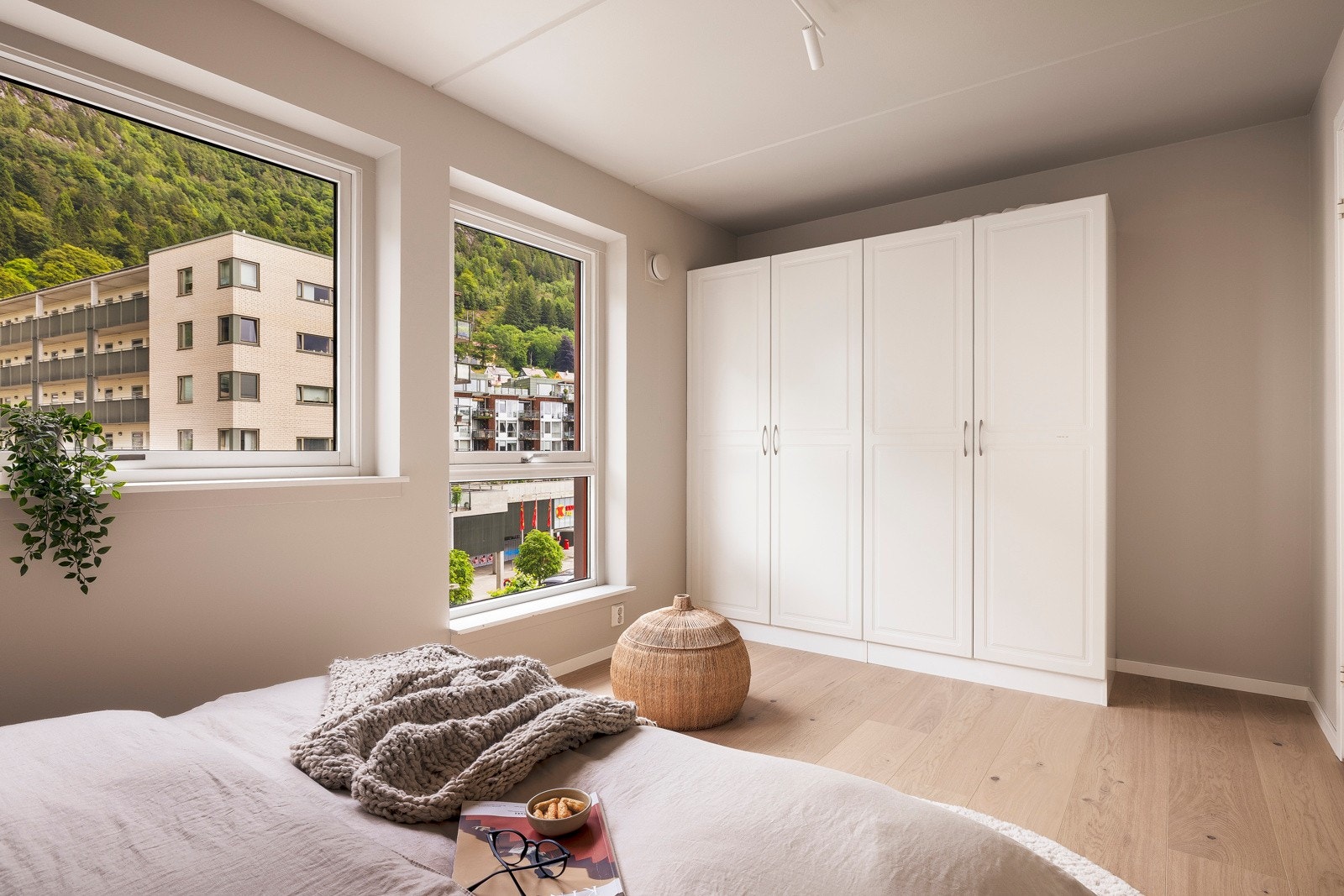 - God plass til garderobeløsning langs en hel vegg - Galleribilde