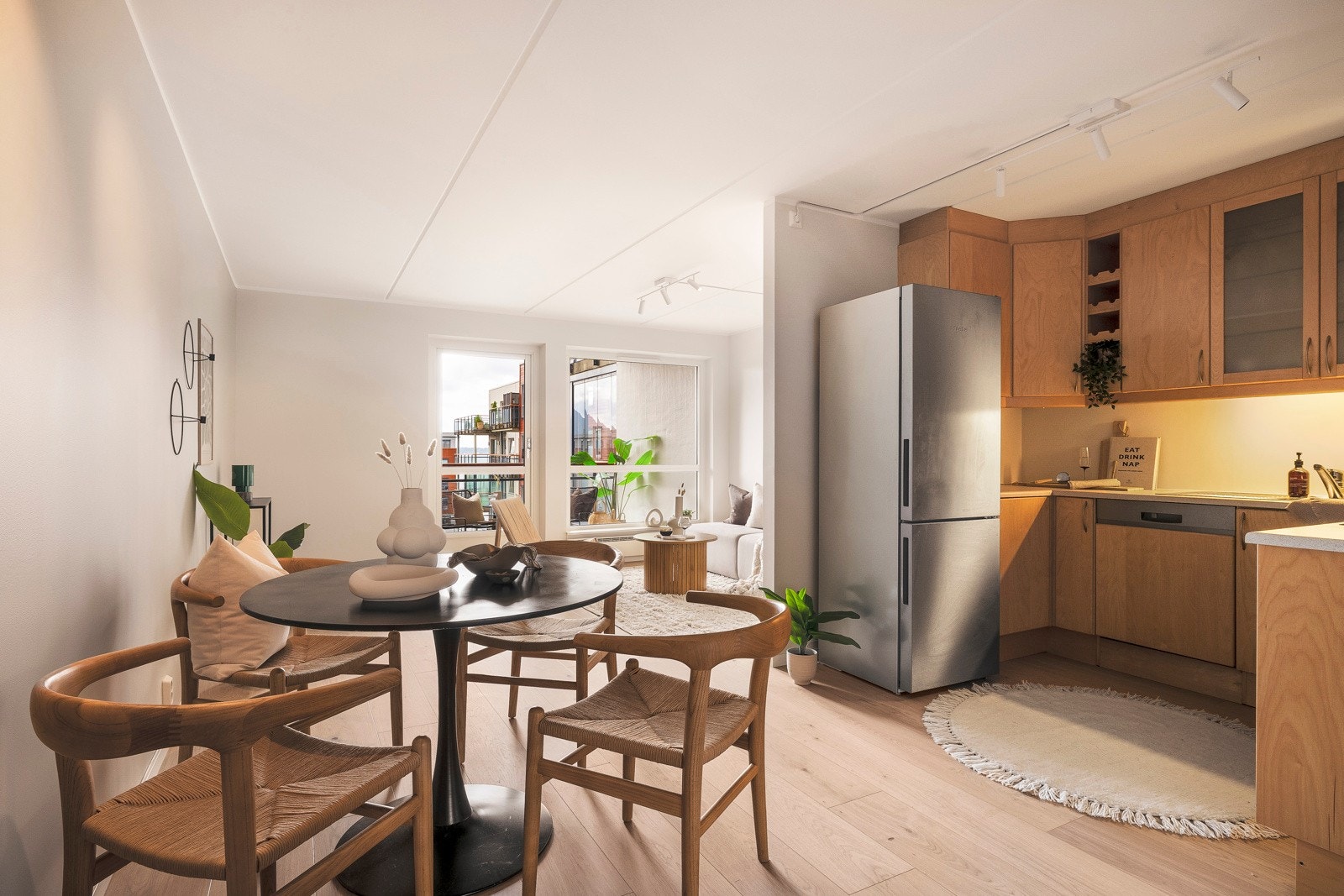 - Kjøkkenet har godt med skap- og skuffeplass - Galleribilde